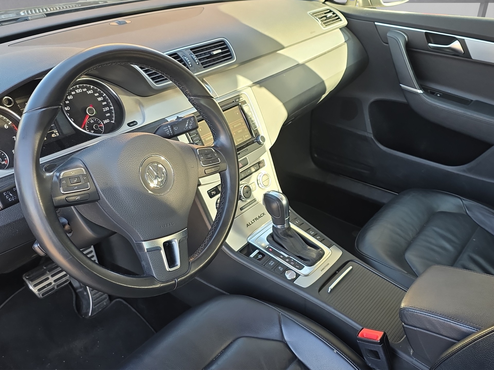 VW Passat Alltrack 2.0 TSI 4Motion DSG-image-8