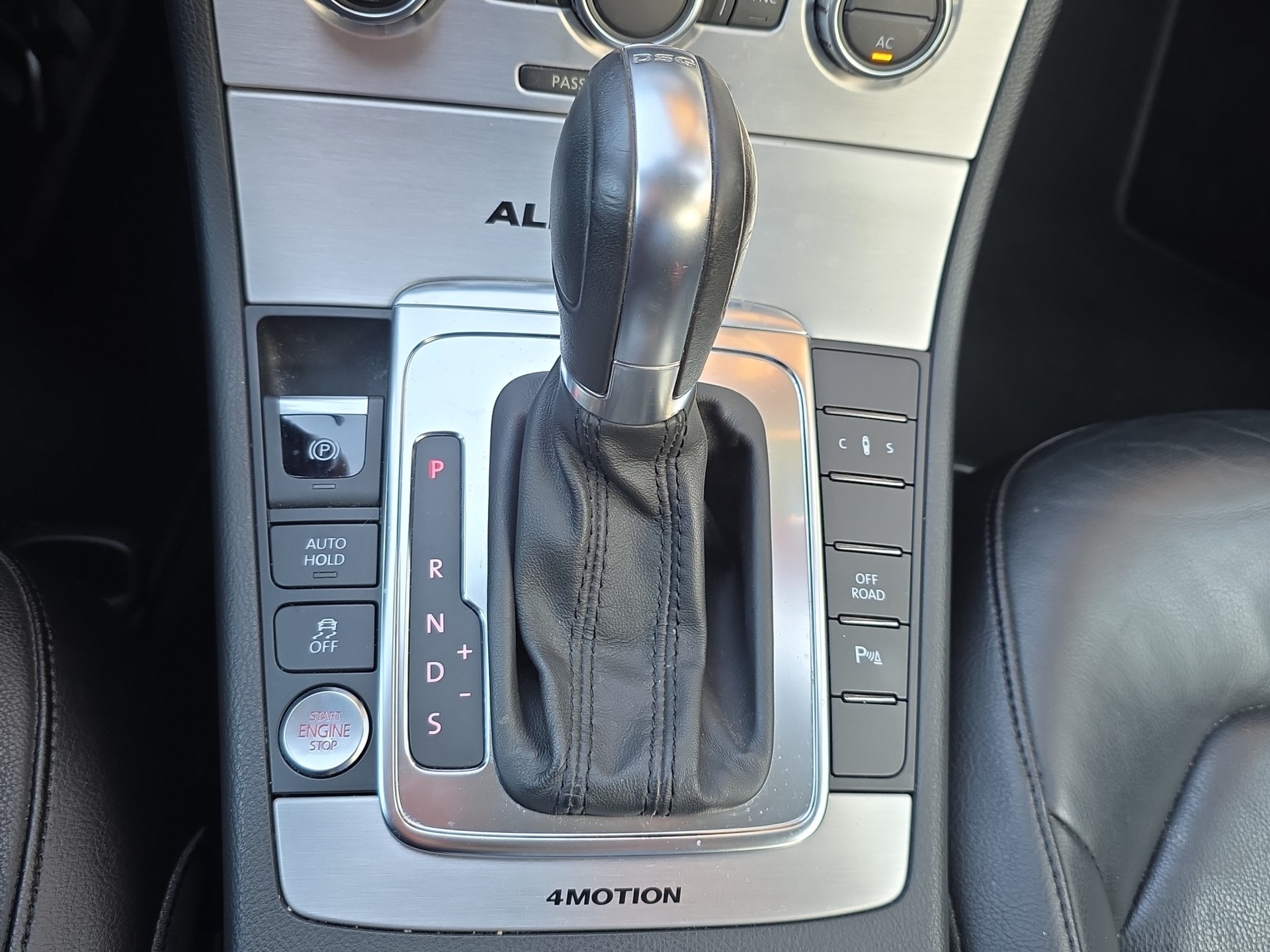 VW Passat Alltrack 2.0 TSI 4Motion DSG-image-17