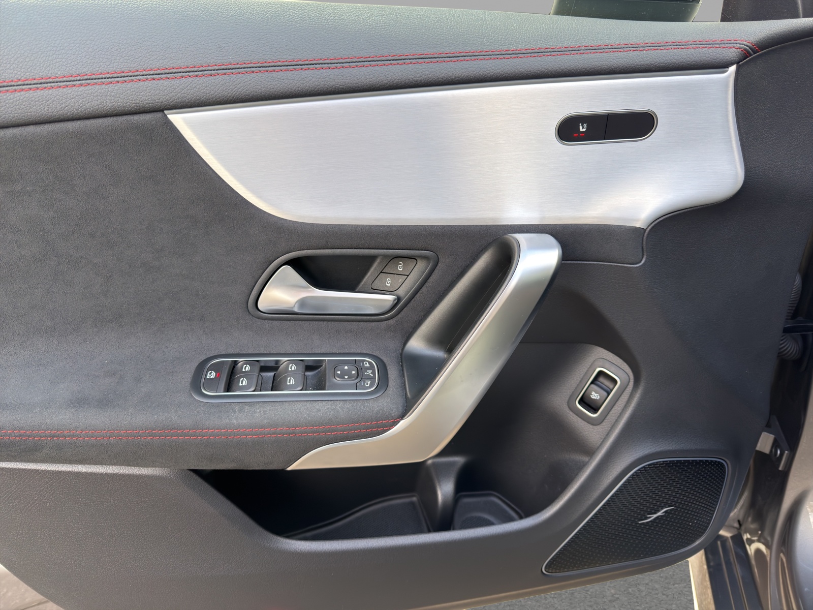 MERCEDES-BENZ CLA 200 7G-DCT-image-12