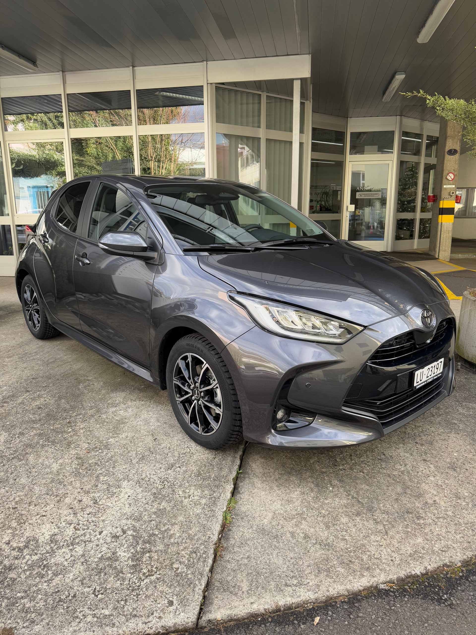 TOYOTA Yaris 1.5 VVT-i HSD Trend