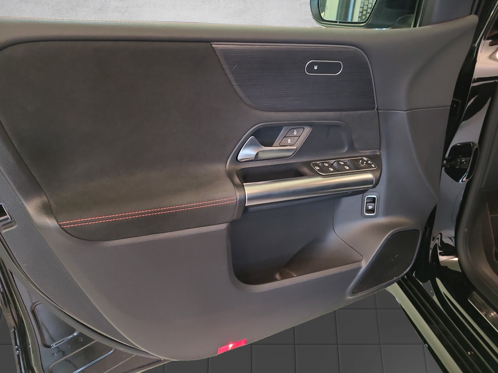 MERCEDES-BENZ B 220 4Matic AMG Line 7G-DCT-image-8