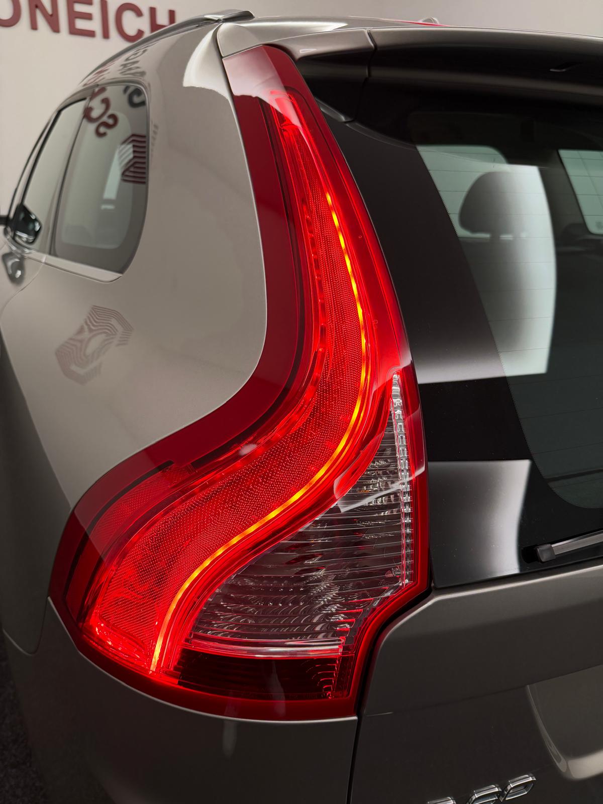 VOLVO XC60 D3 AWD Summum Geartronic-image-8