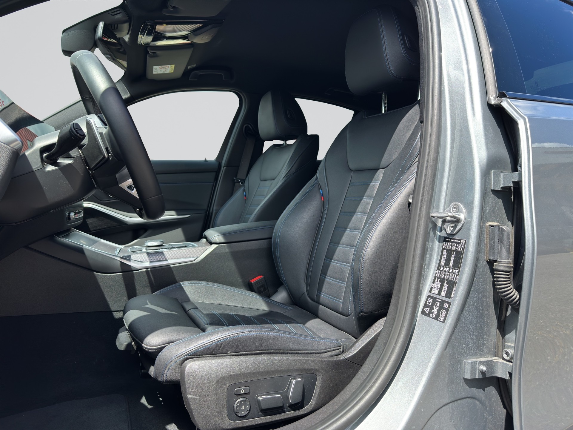 BMW 320d xDrive M Sport Steptronic-image-5