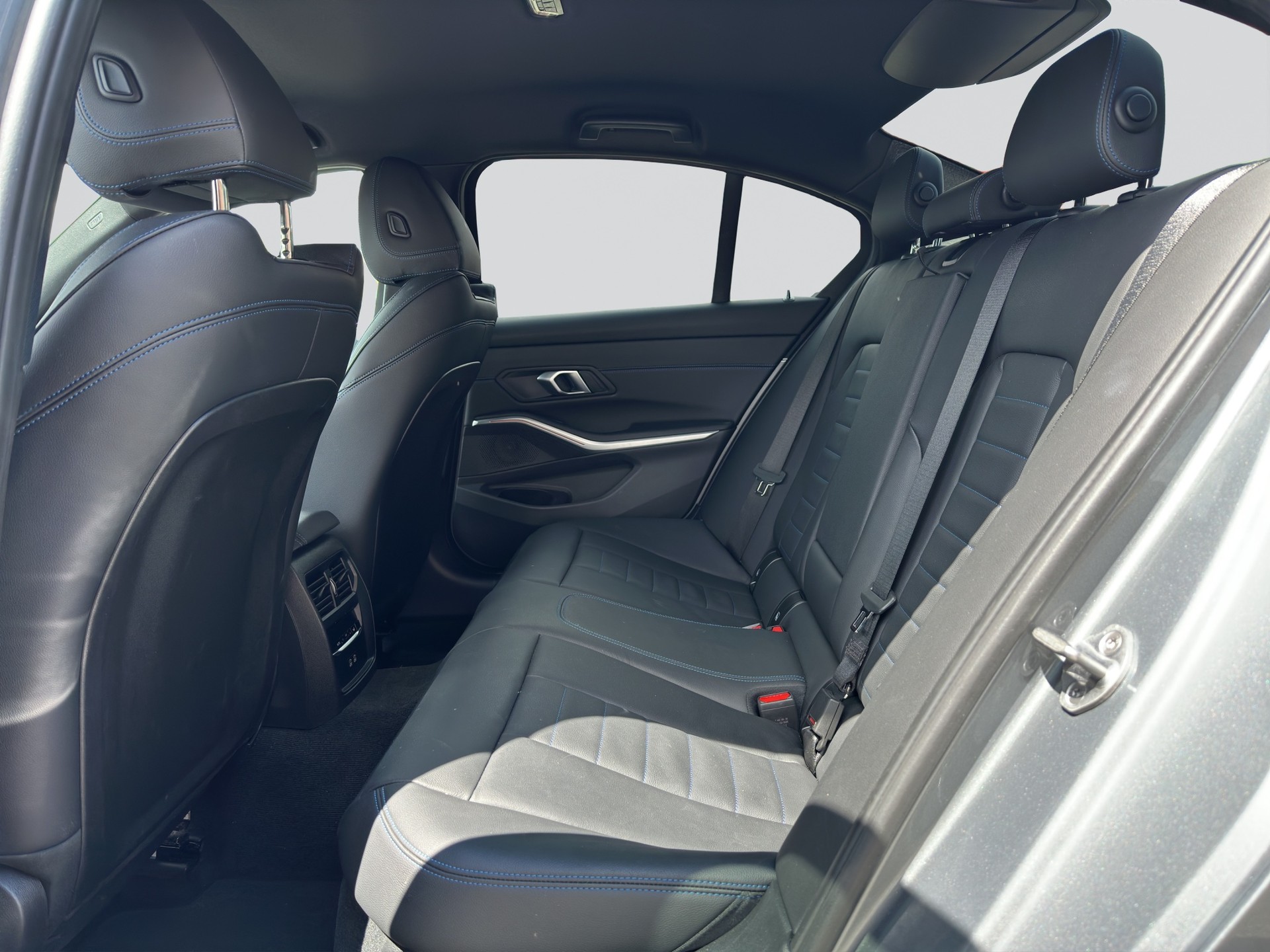 BMW 320d xDrive M Sport Steptronic-image-7