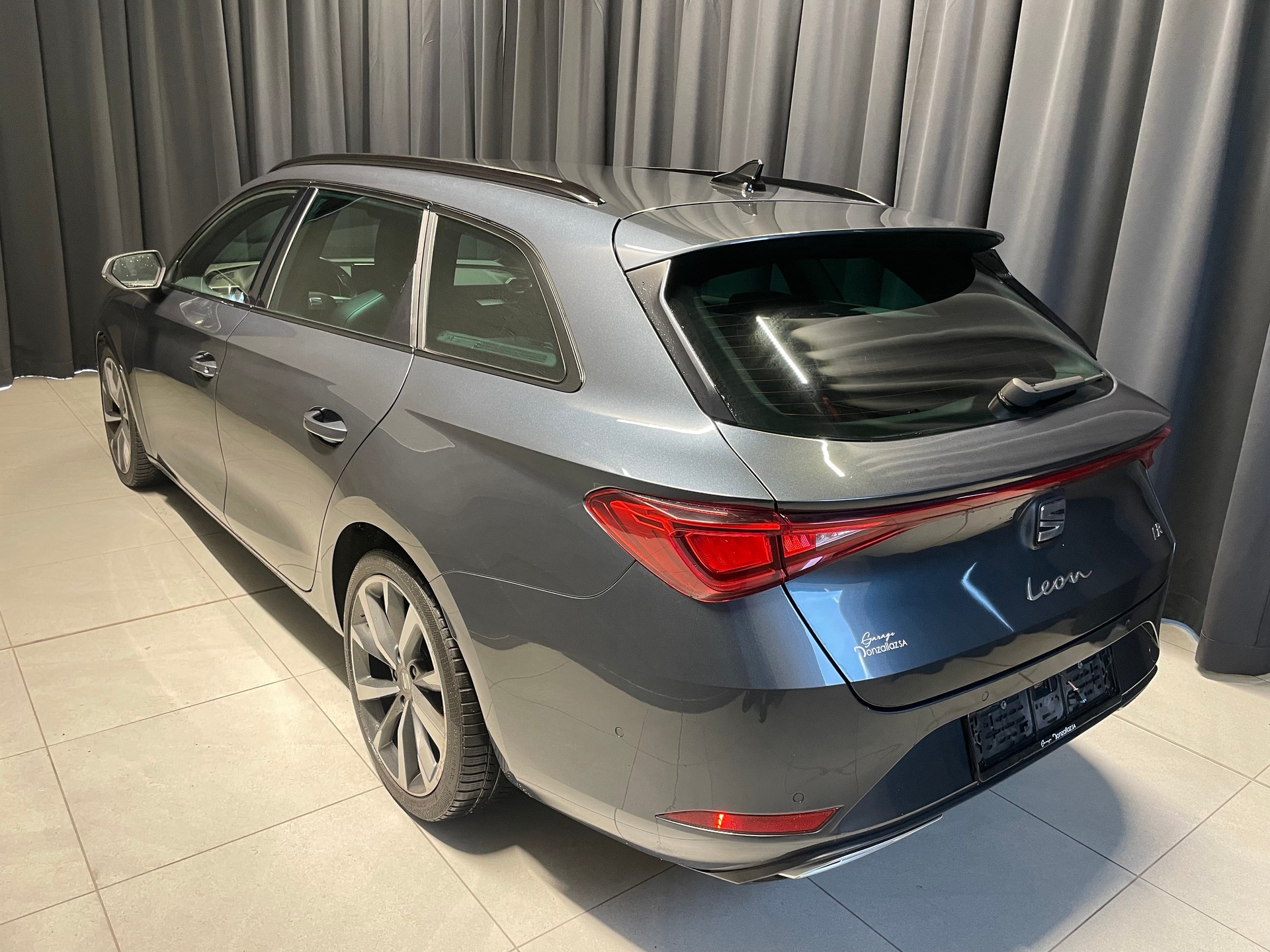 SEAT Leon ST 1.5 eTSI mHEV DSG FR (18)-showroom-element-3