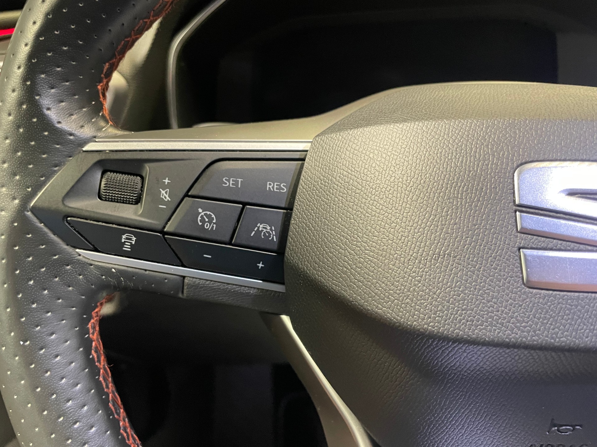 SEAT Leon ST 1.5 eTSI mHEV DSG FR (18)-image-10