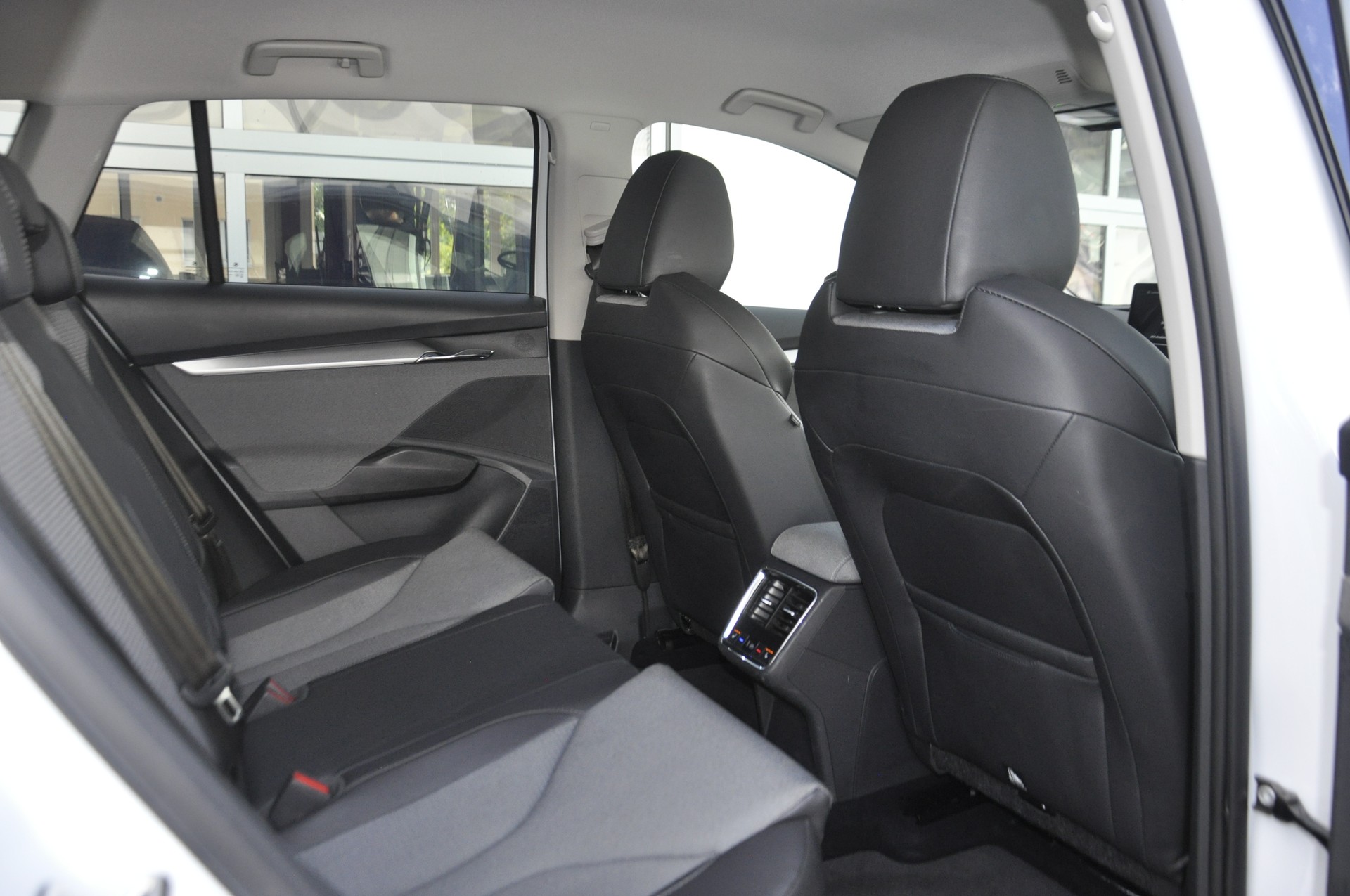 SKODA Enyaq iV 80-image-9