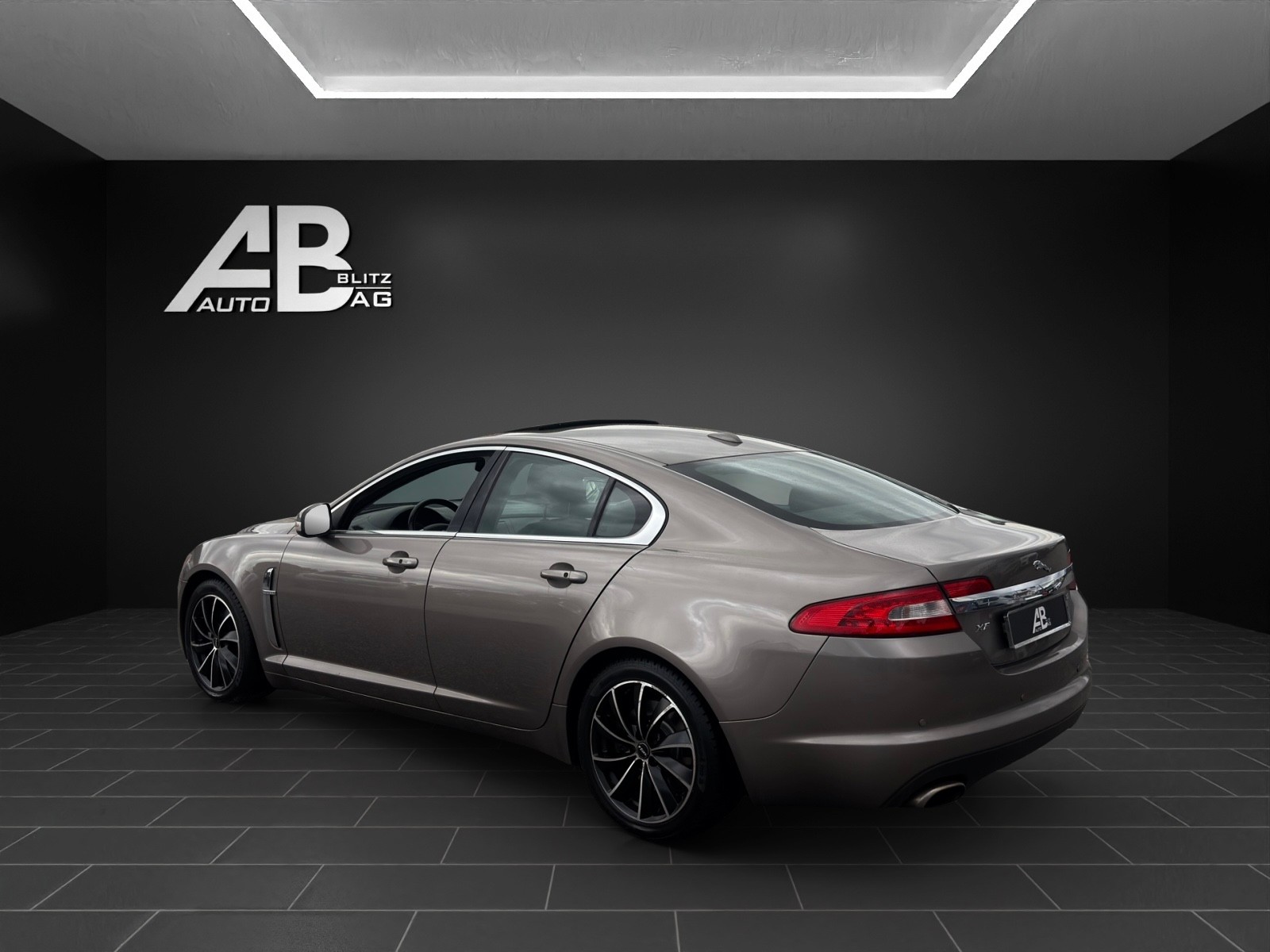 JAGUAR XF 4.2 V8 S/C-image-2