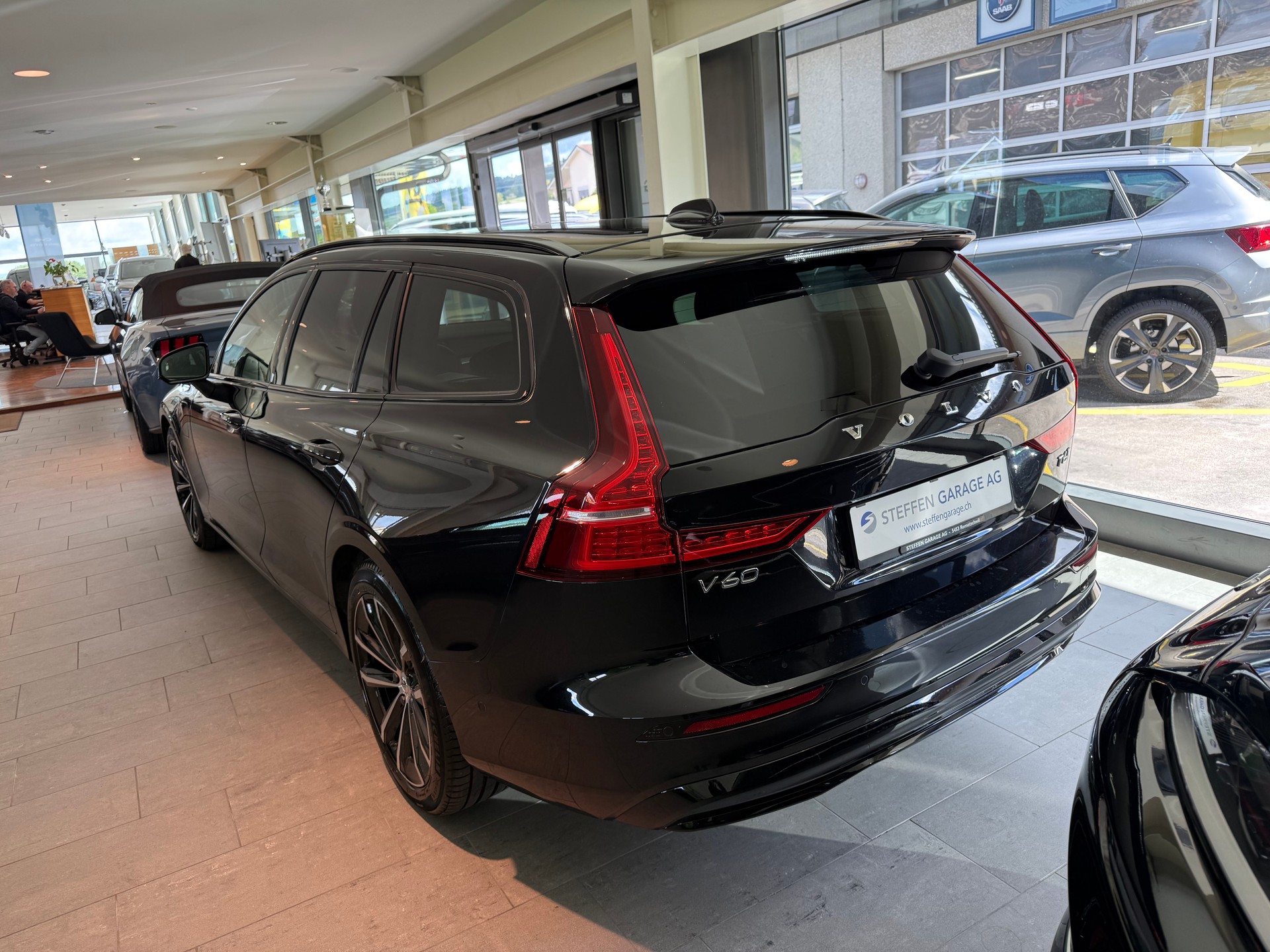 VOLVO V60 T6 eAWD Plug in Hybrid Plus Dark Geartronic-image-1