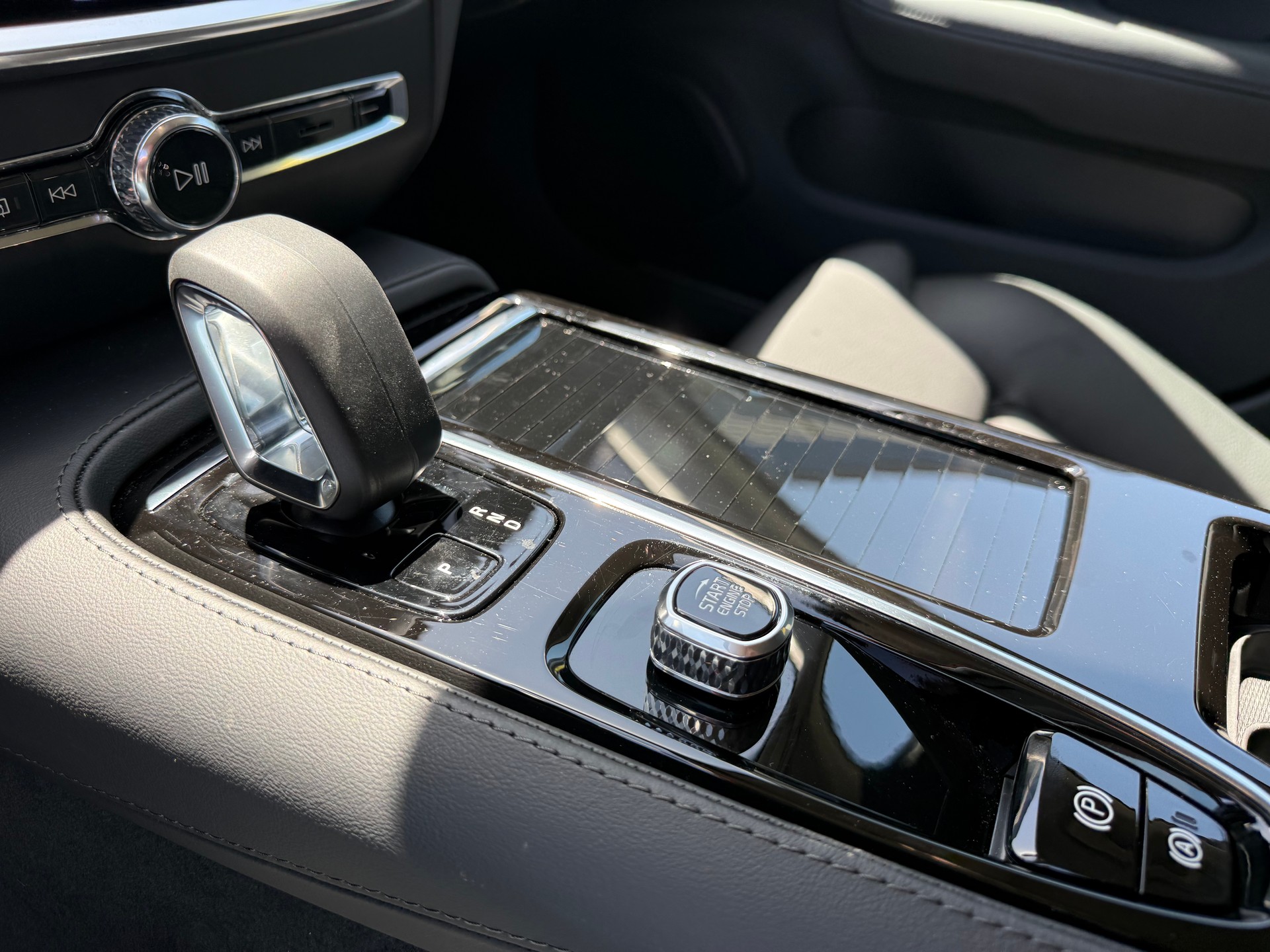 VOLVO V60 T6 eAWD Plug in Hybrid Plus Dark Geartronic-image-14