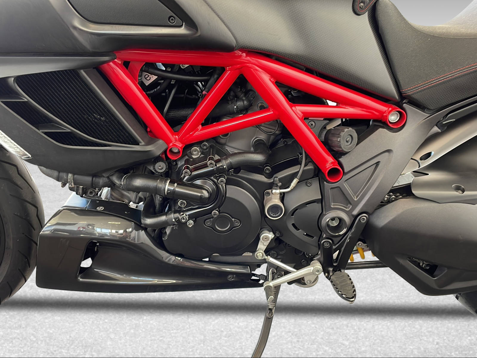 DUCATI 1200 Diavel Carbon ABS-image-7