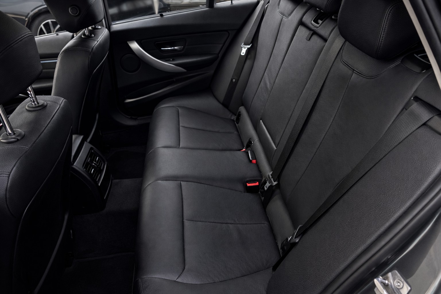 BMW 318d-image-5