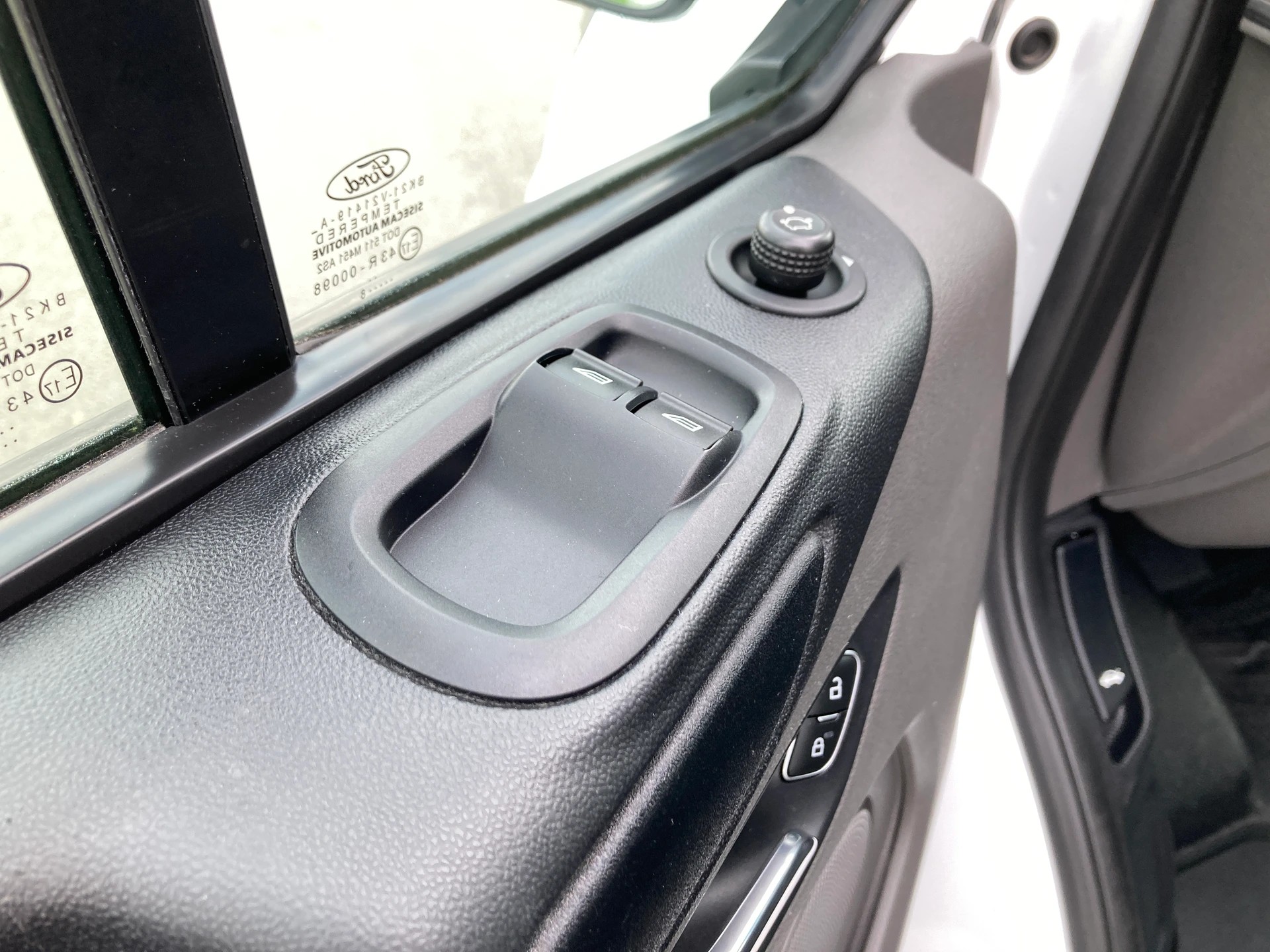 FORD Transit Custom Van 300 L2H1 DK Trend 6 Plätzer mit Anhängerkupplung-image-9