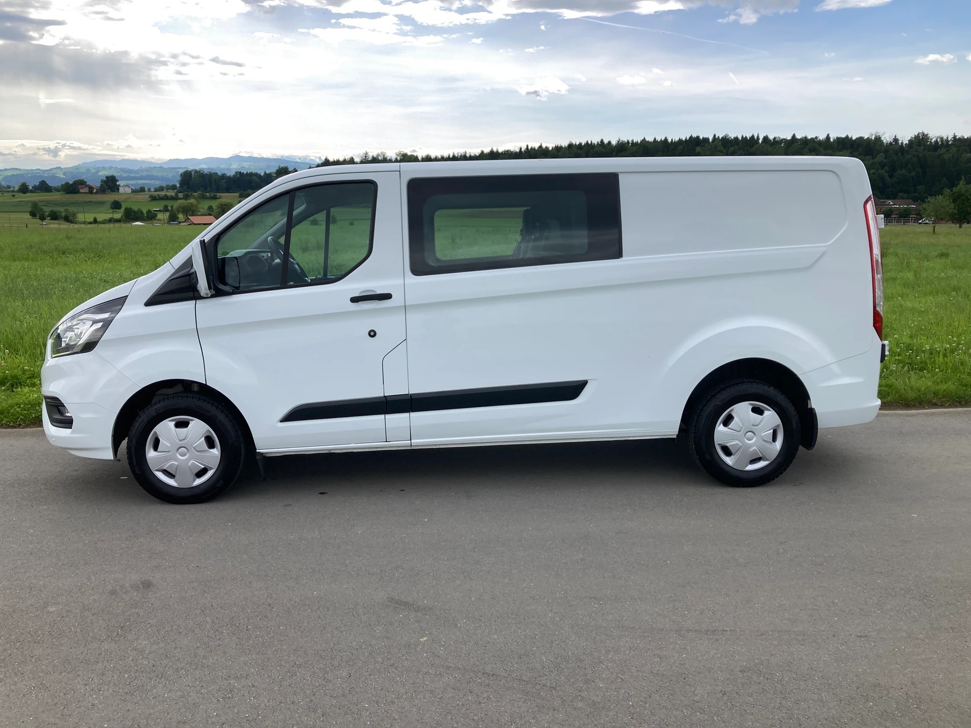 FORD Transit Custom Van 300 L2H1 DK Trend 6 Plätzer mit Anhängerkupplung-image-4