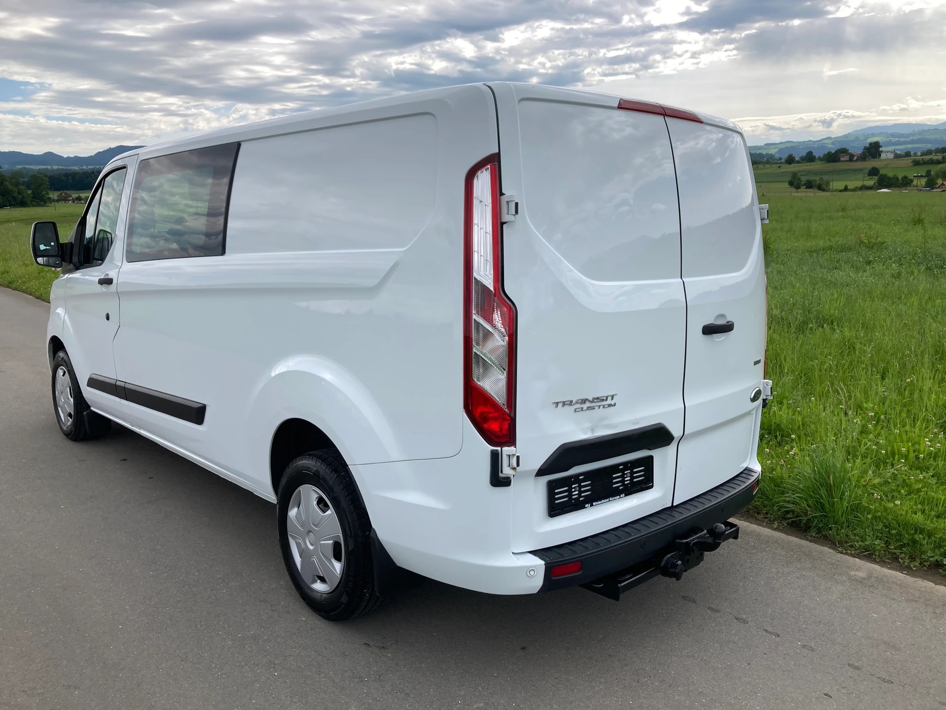 FORD Transit Custom Van 300 L2H1 DK Trend 6 Plätzer mit Anhängerkupplung-image-3