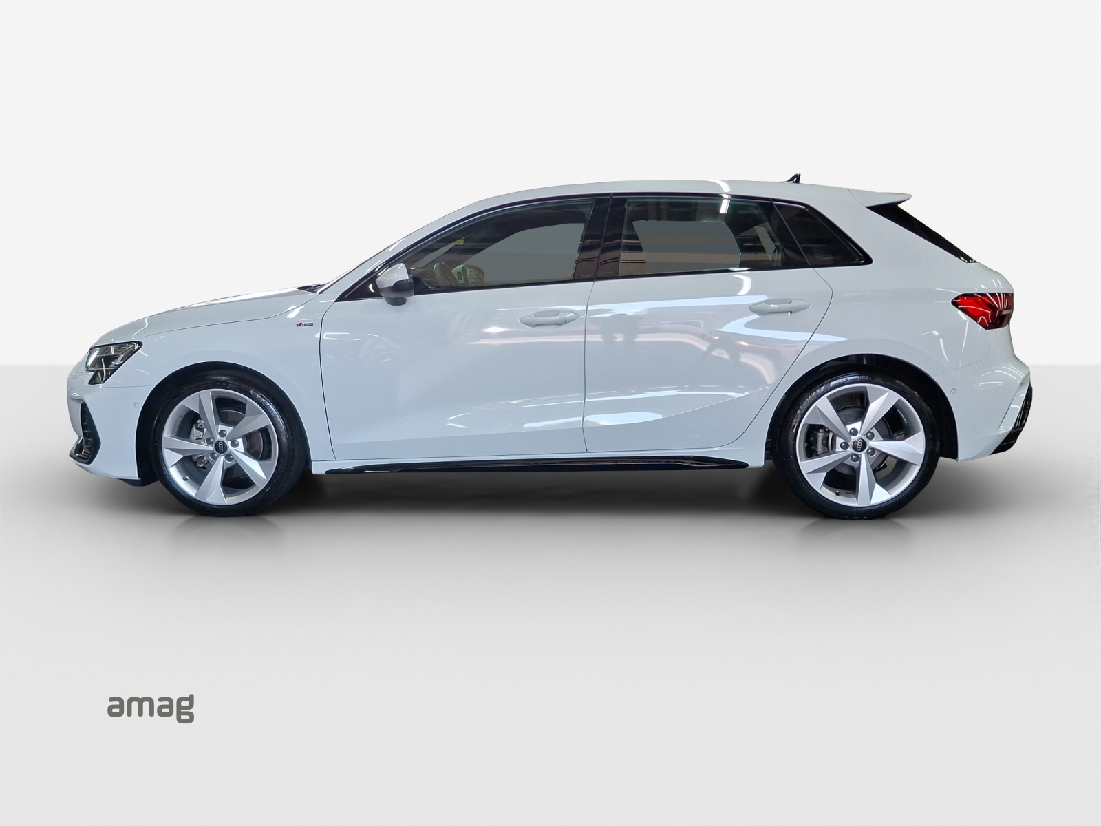 AUDI A3 Sportback TFSI 110 kW S line S tronic-image-1