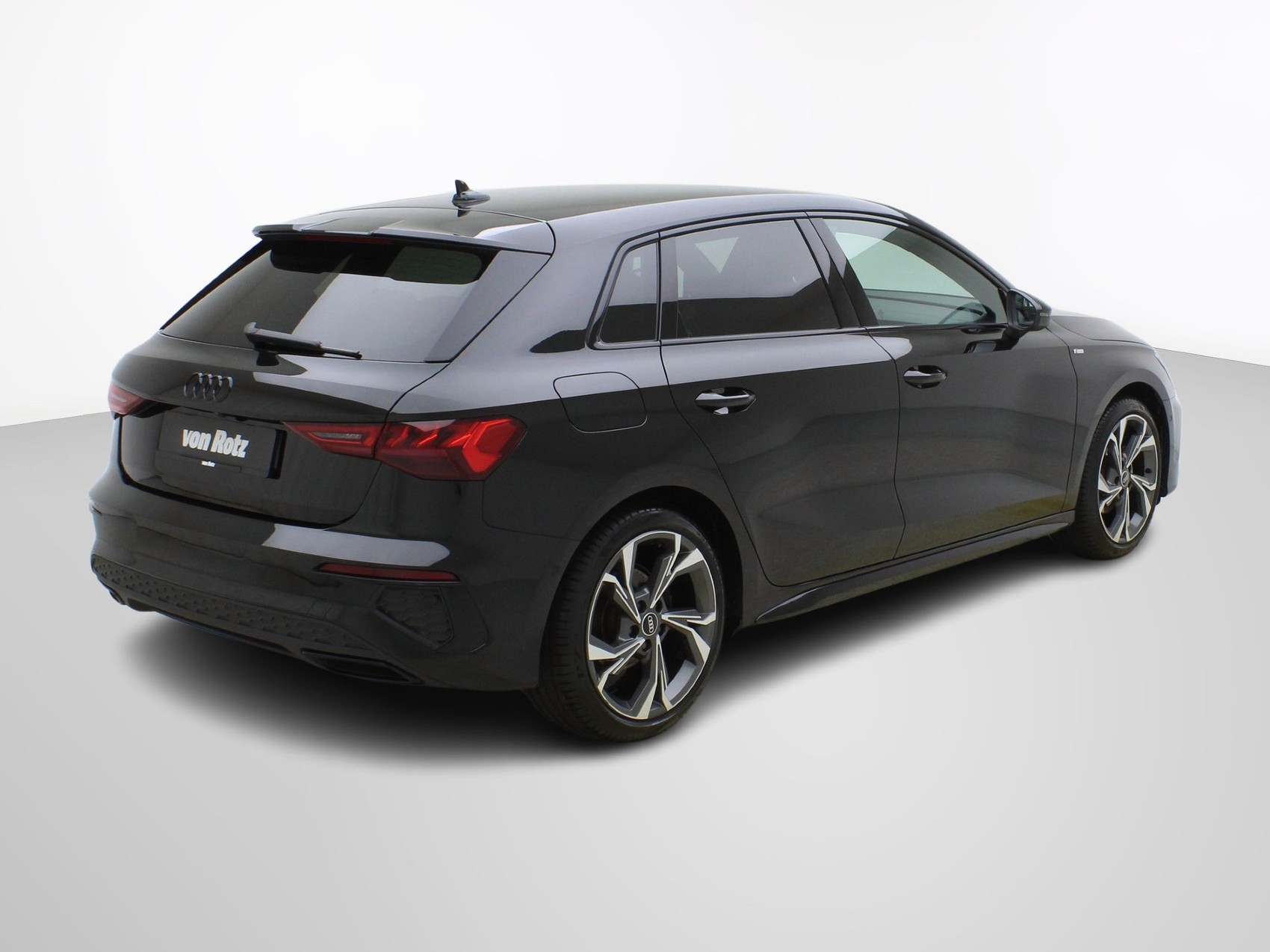 AUDI A3 Sportback 35 TFSI S Line S-Tronic-image-4
