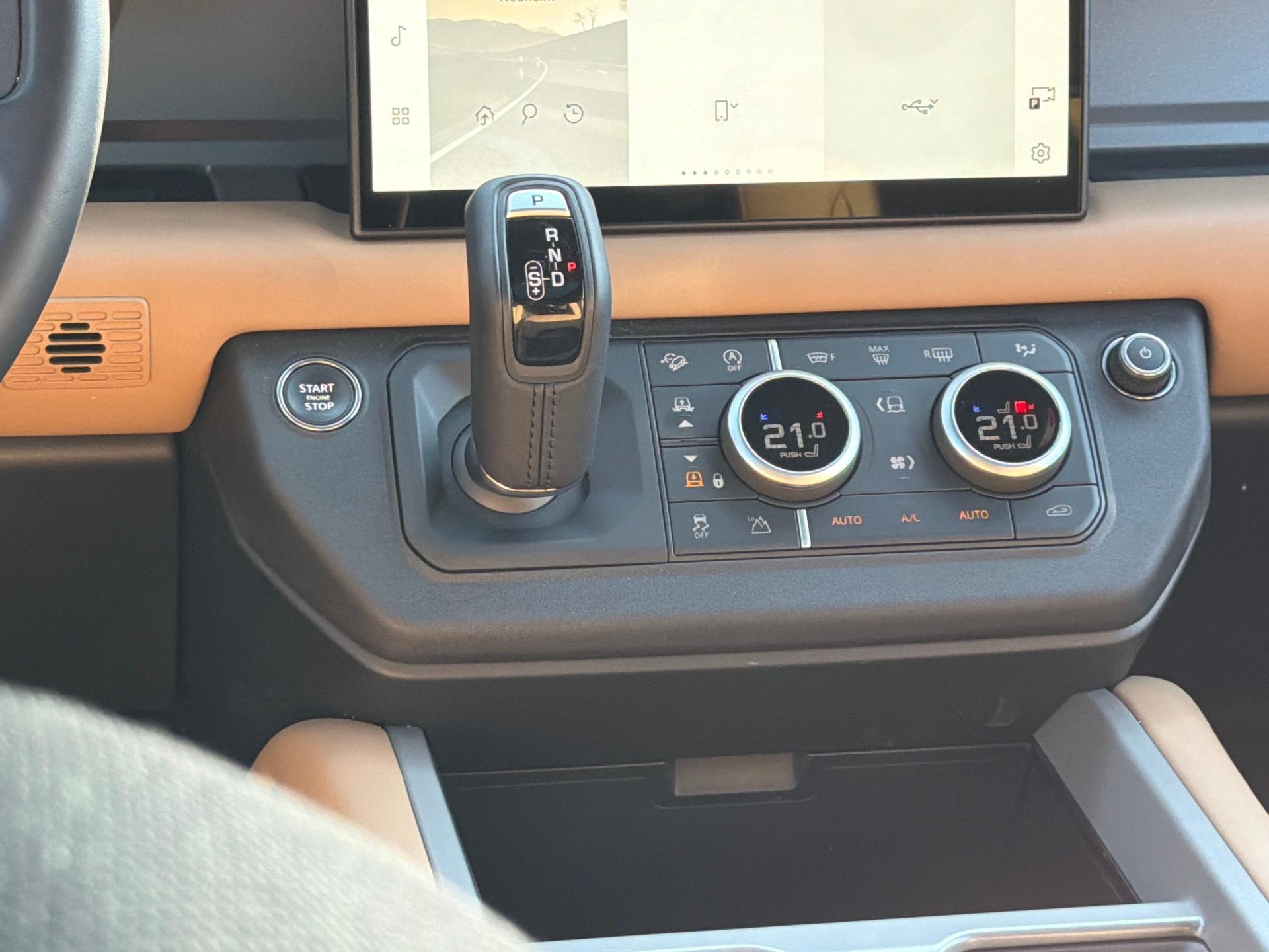 LAND ROVER Defender 130 3.0 D I6 300 X-Dynamic HSE-image-10