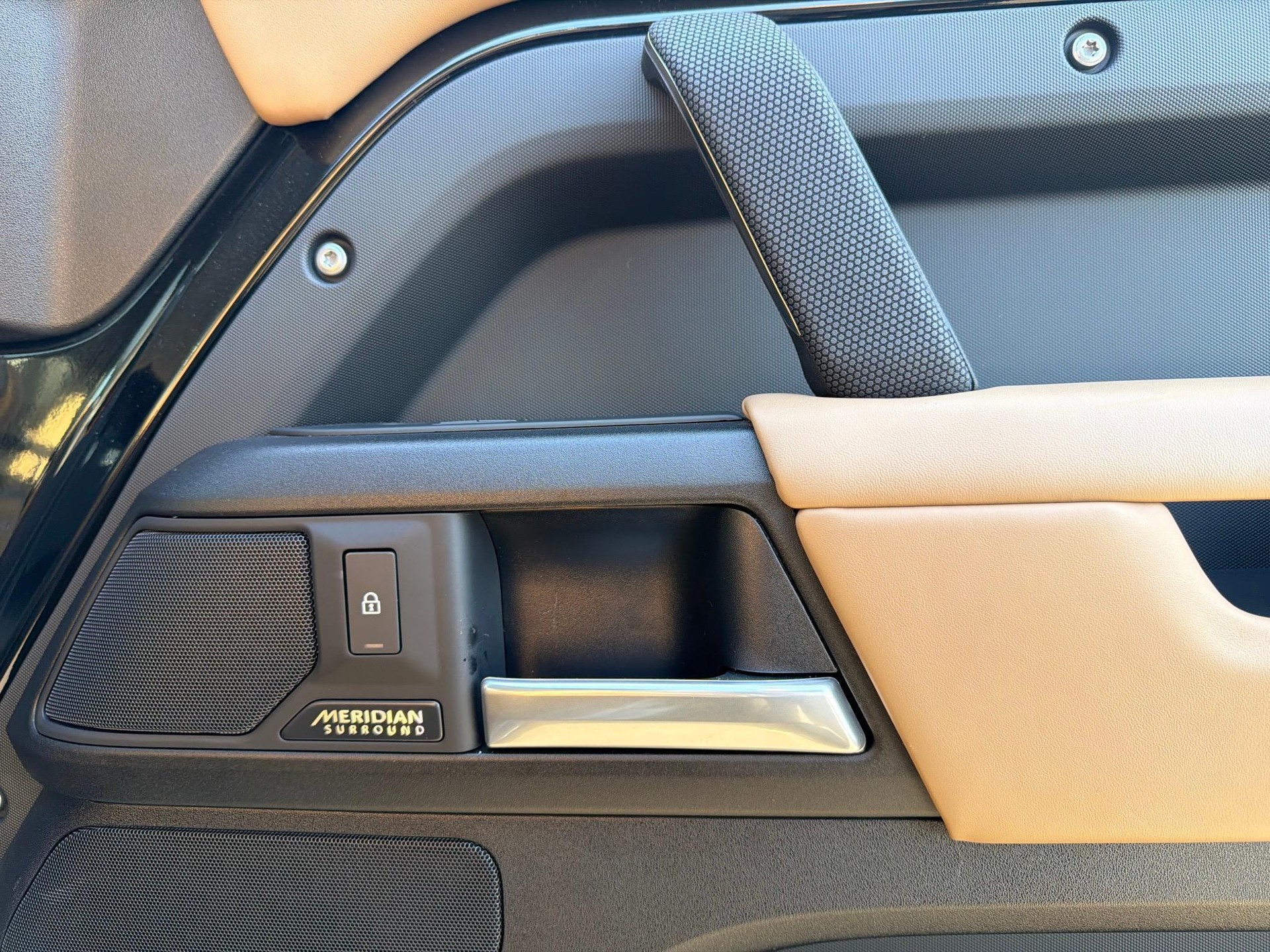 LAND ROVER Defender 130 3.0 D I6 300 X-Dynamic HSE-image-18