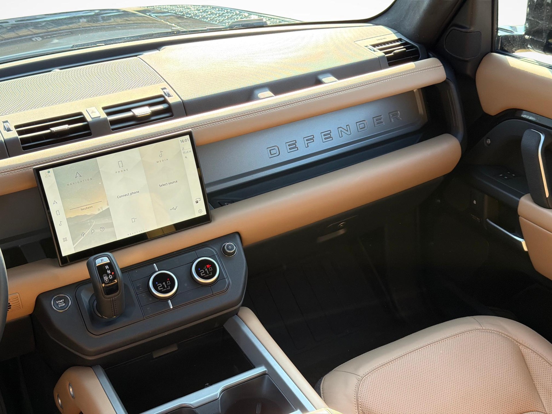 LAND ROVER Defender 130 3.0 D I6 300 X-Dynamic HSE-image-9