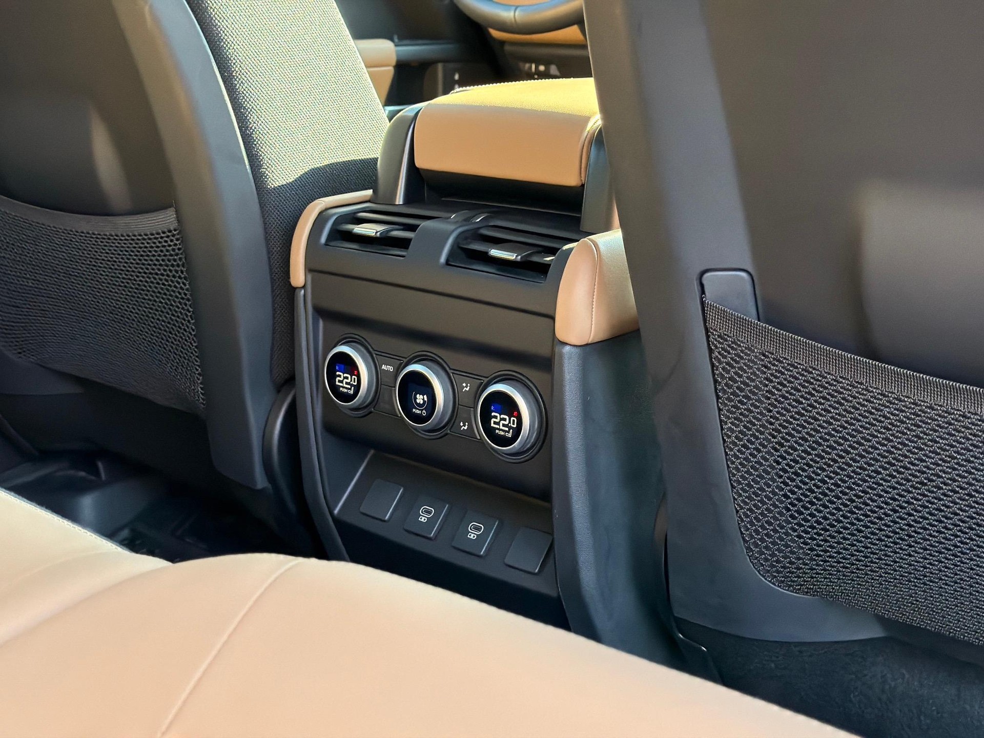 LAND ROVER Defender 130 3.0 D I6 300 X-Dynamic HSE-image-11