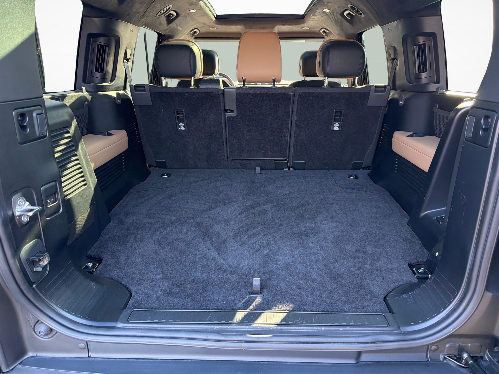 LAND ROVER Defender 130 3.0 D I6 300 X-Dynamic HSE-image-15