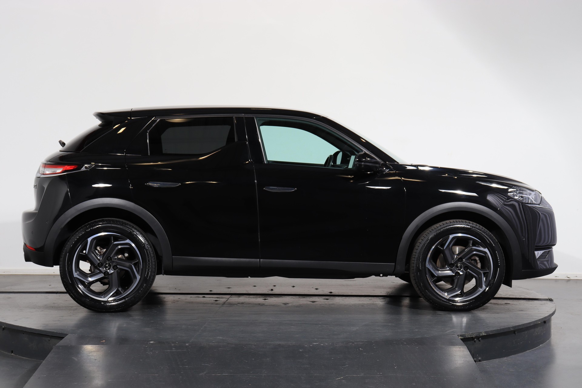 DS AUTOMOBILES 3 Crossback 1.2 PureTech 155 So Chic-image-1