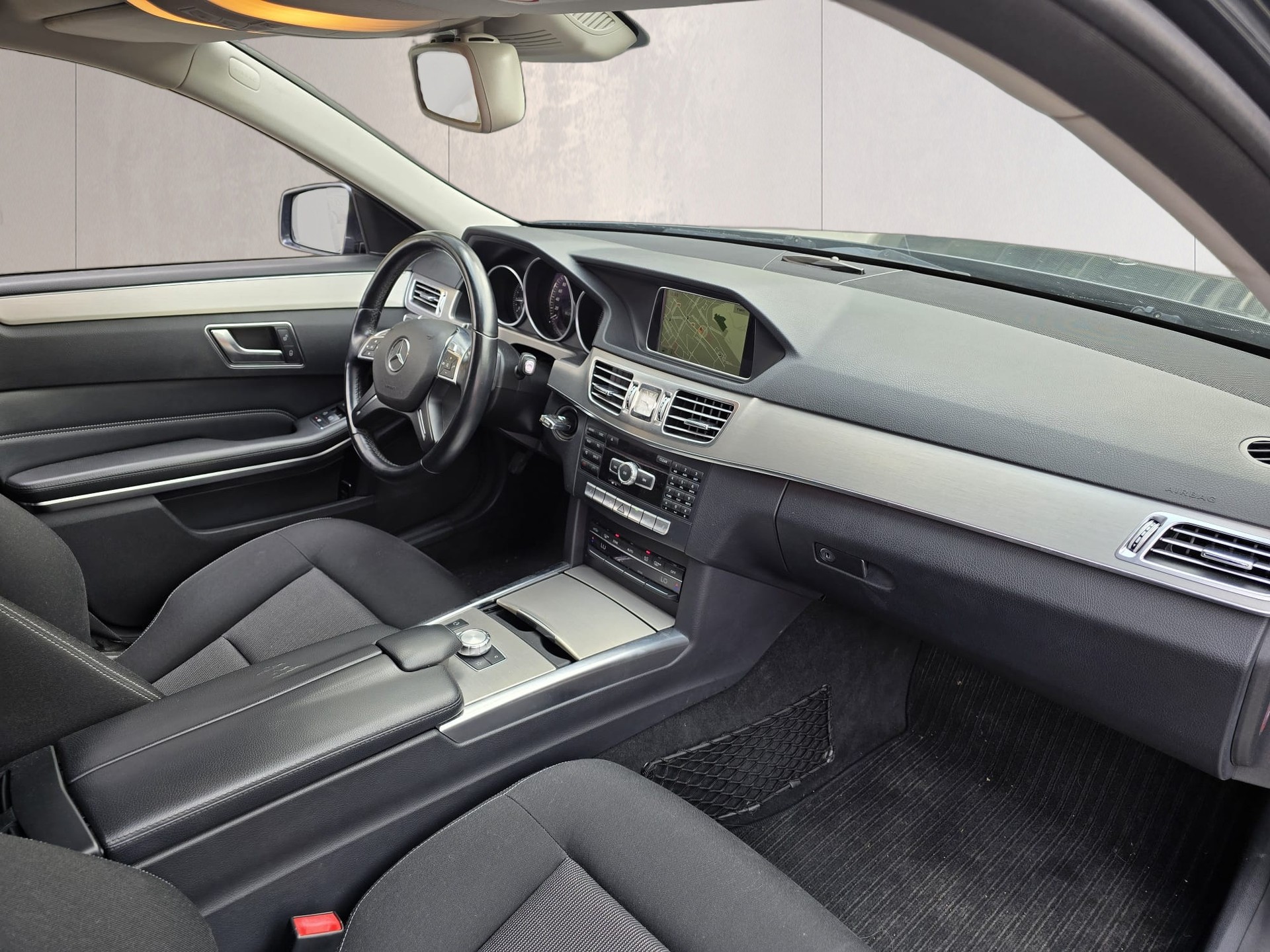 MERCEDES-BENZ E 200 Avantgarde 7G-Tronic-image-16