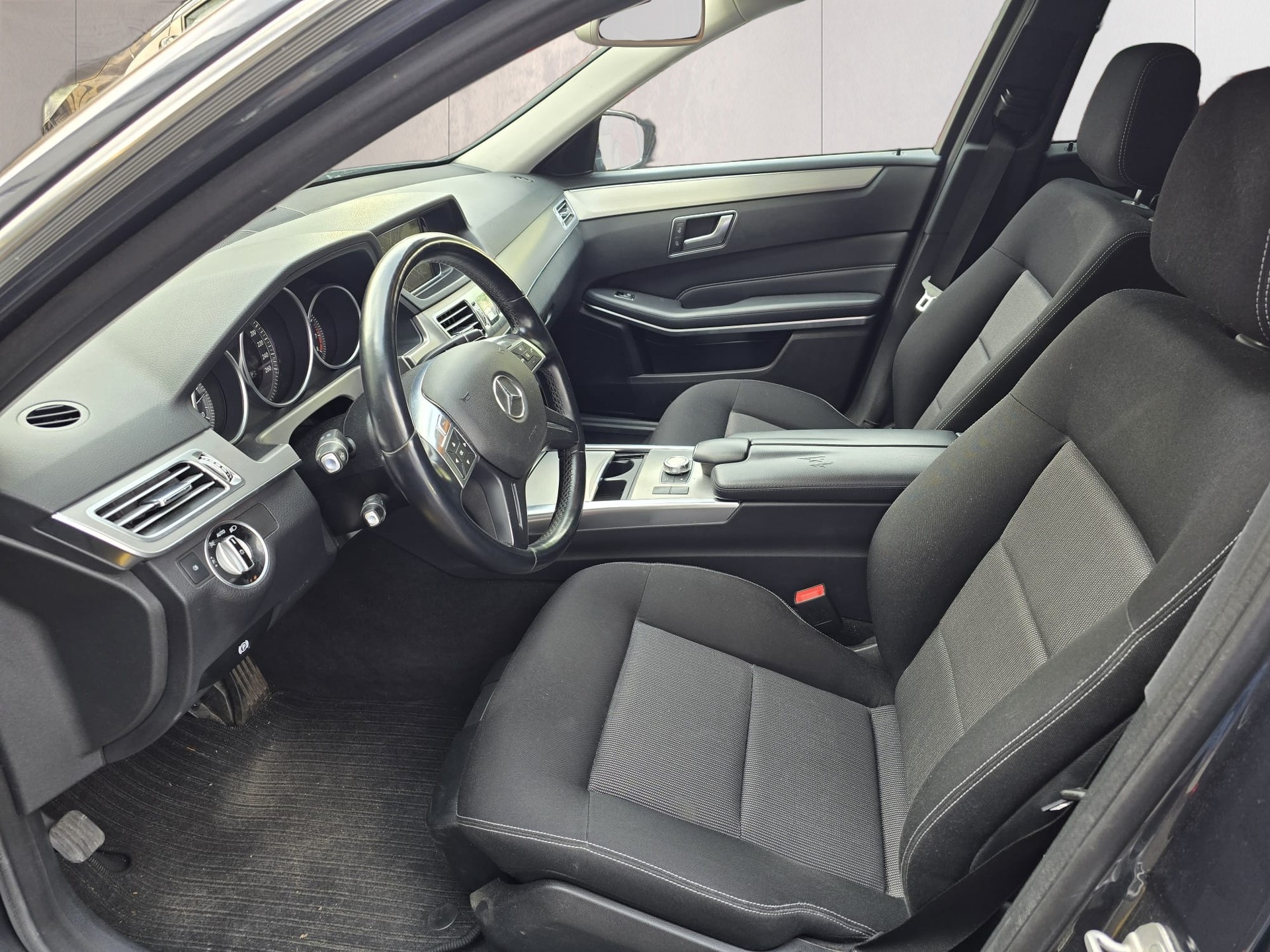 MERCEDES-BENZ E 200 Avantgarde 7G-Tronic-image-17