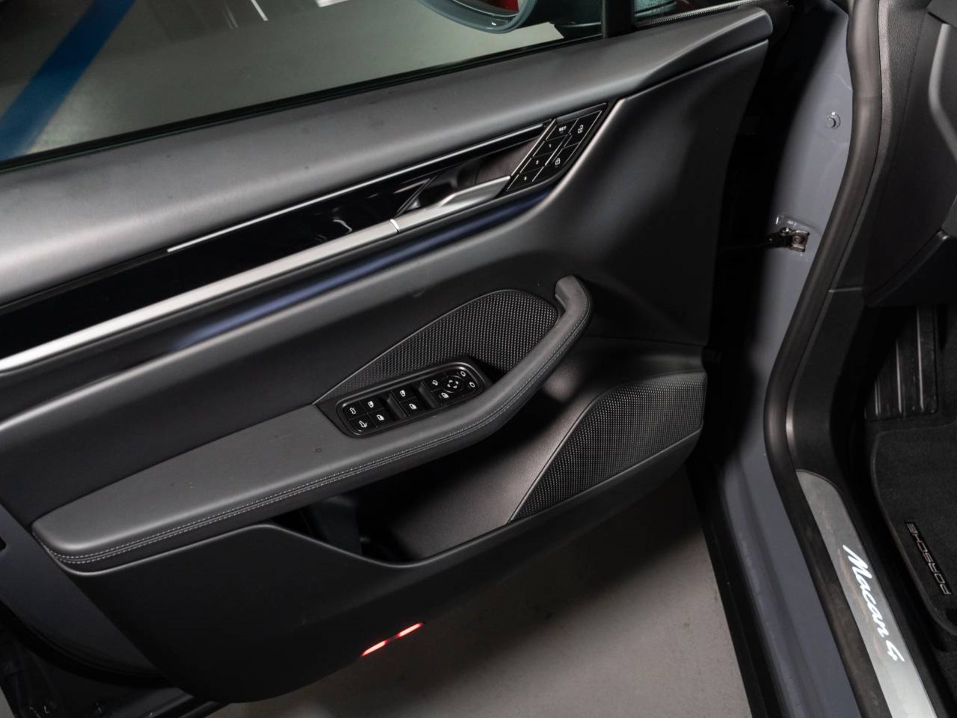 PORSCHE Macan 4-image-15