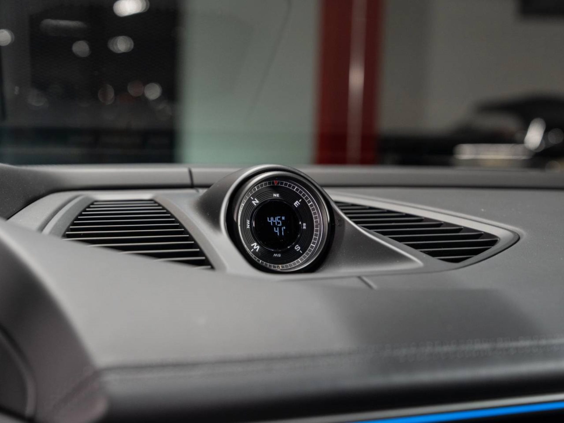 PORSCHE Macan 4-image-9