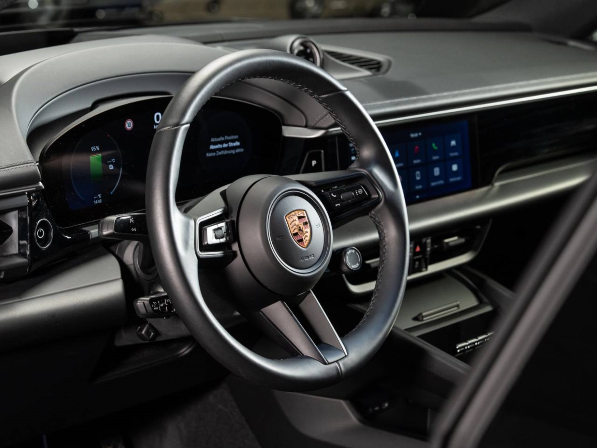 PORSCHE Macan 4-image-8