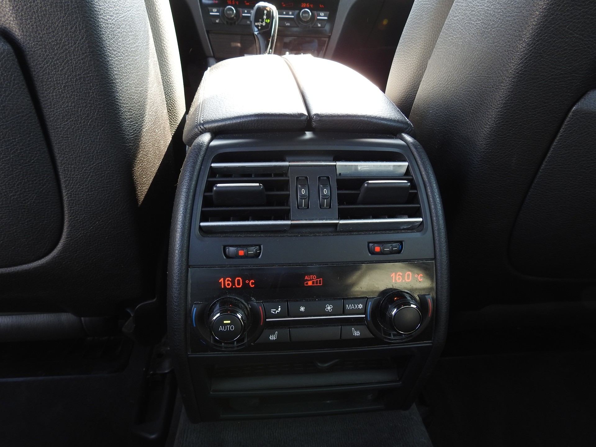 BMW 750i xDrive-image-17