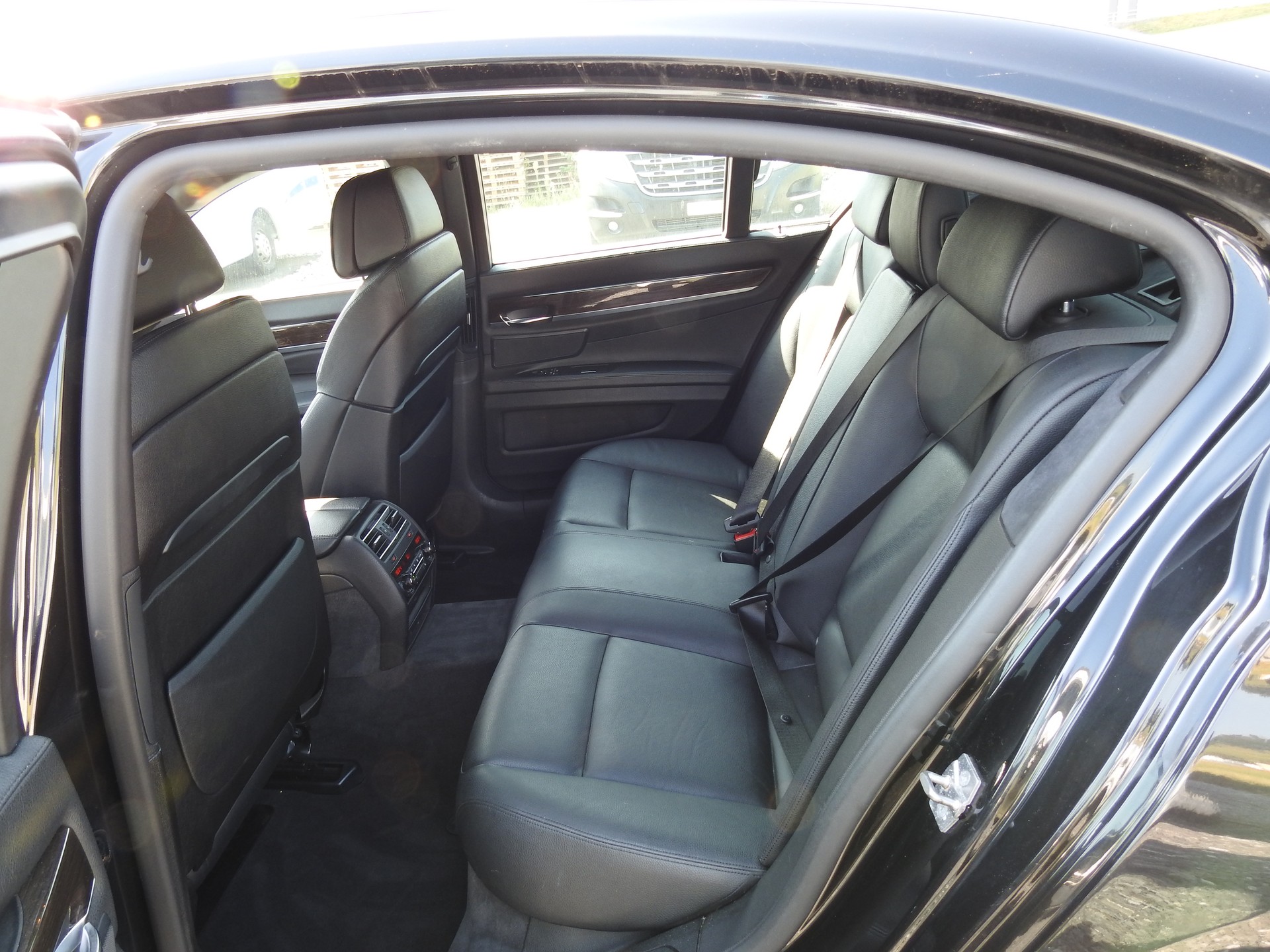 BMW 750i xDrive-image-15