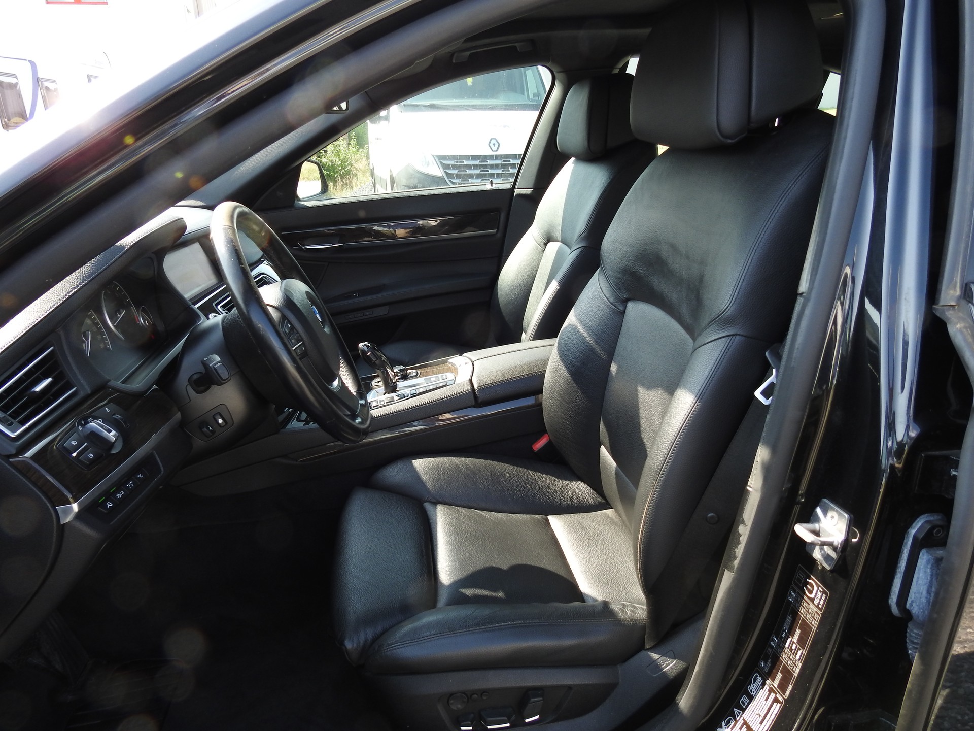 BMW 750i xDrive-image-13