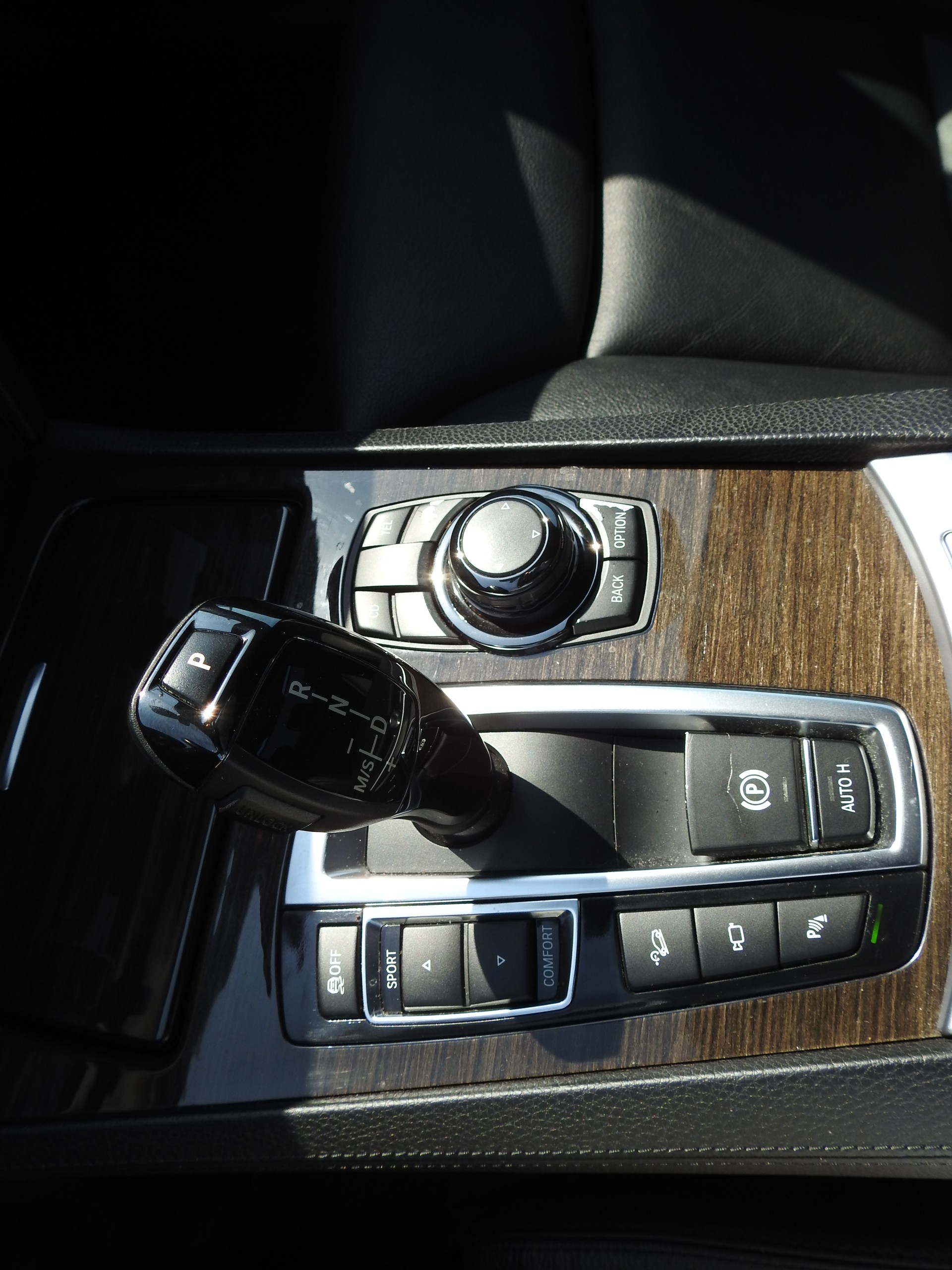 BMW 750i xDrive-image-23