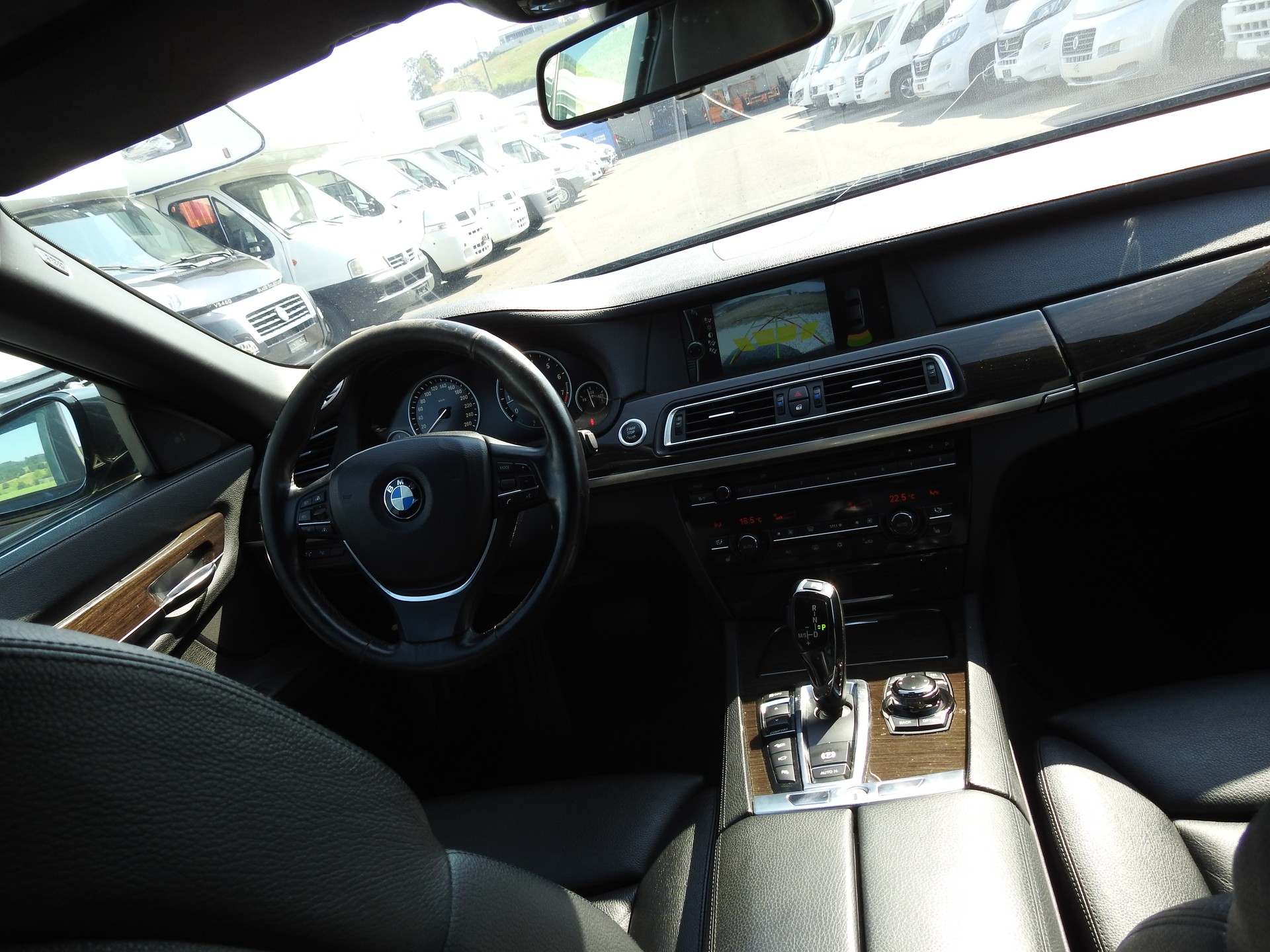 BMW 750i xDrive-image-21