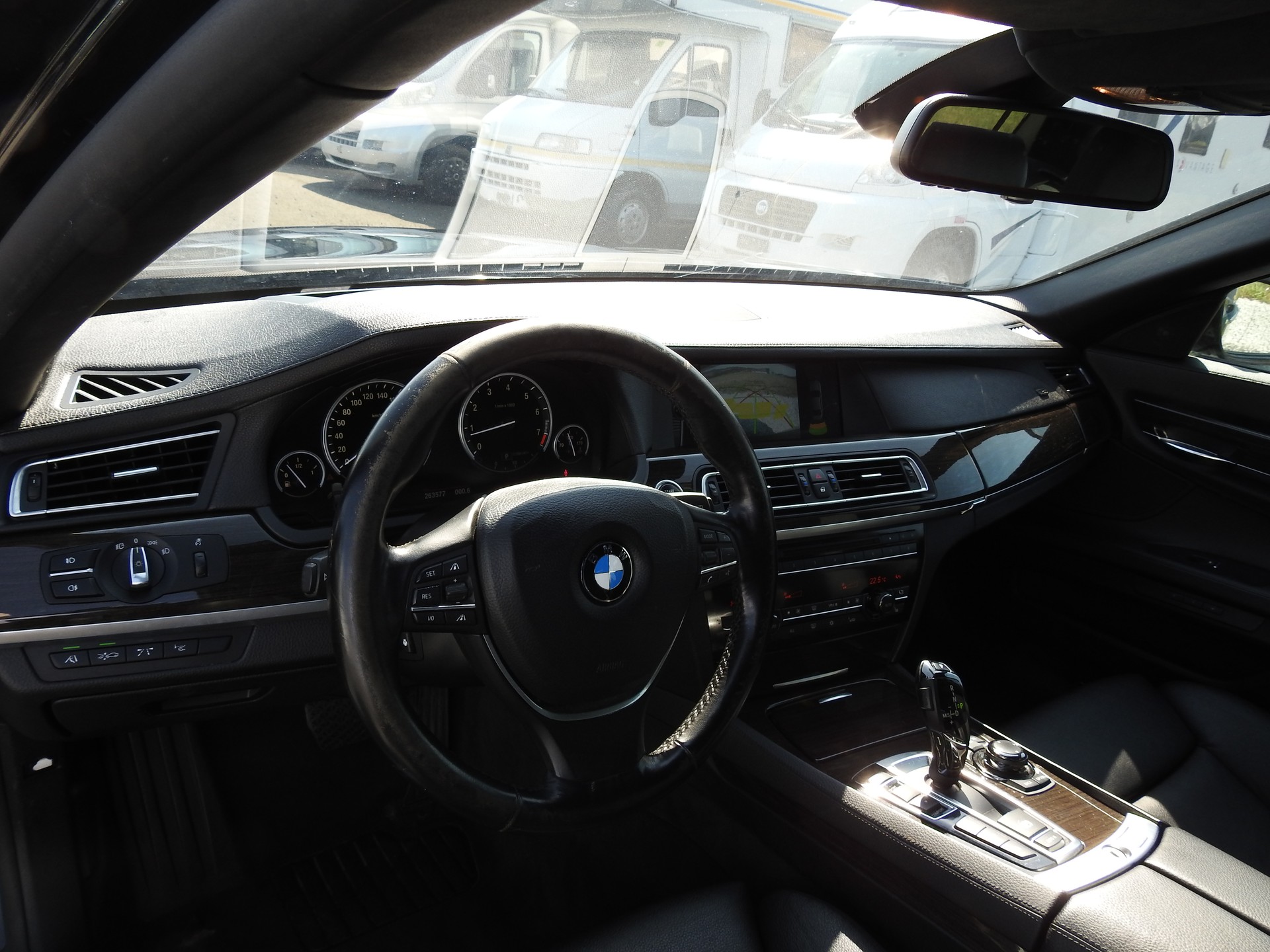 BMW 750i xDrive-image-12