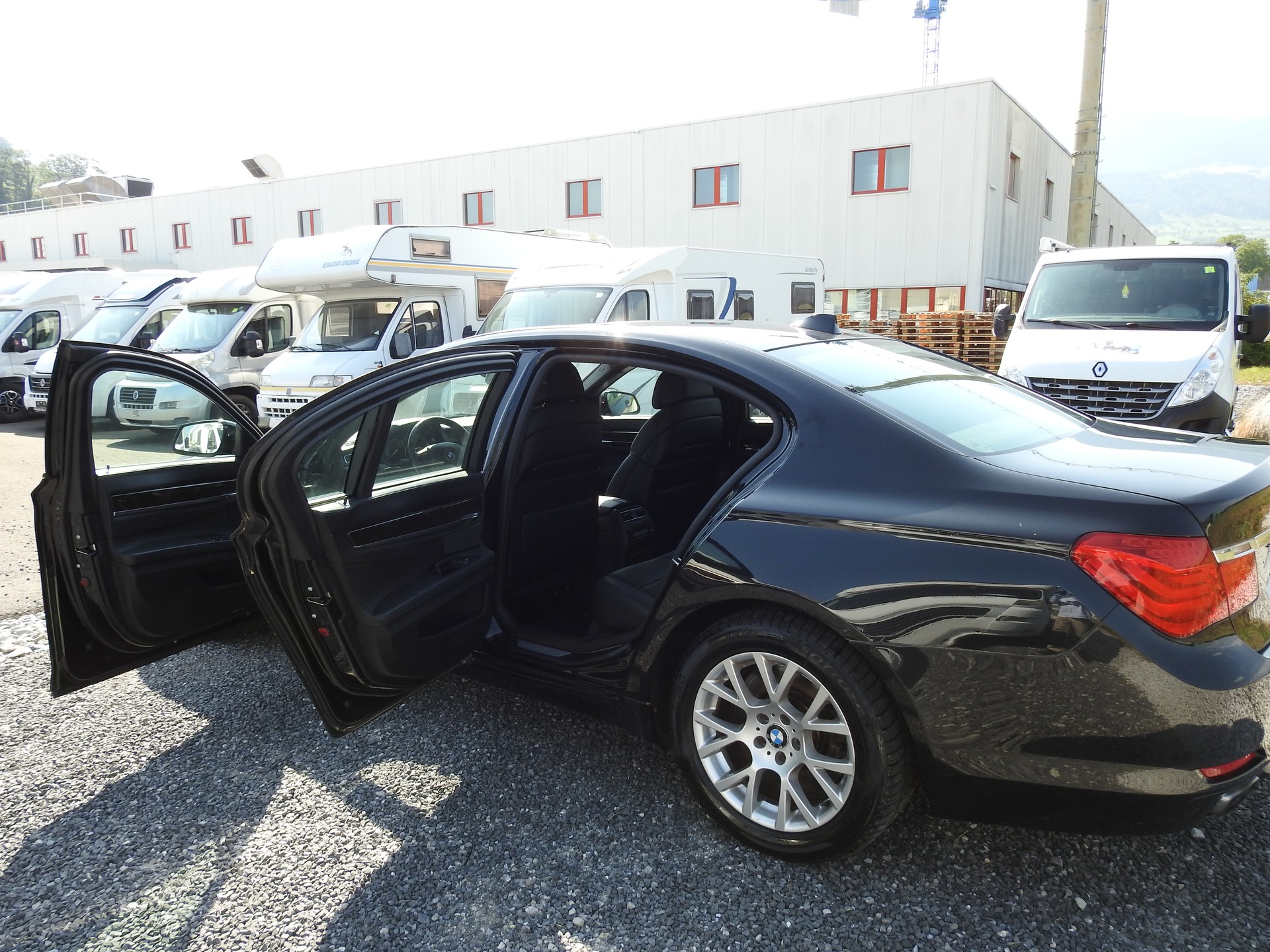 BMW 750i xDrive-image-16