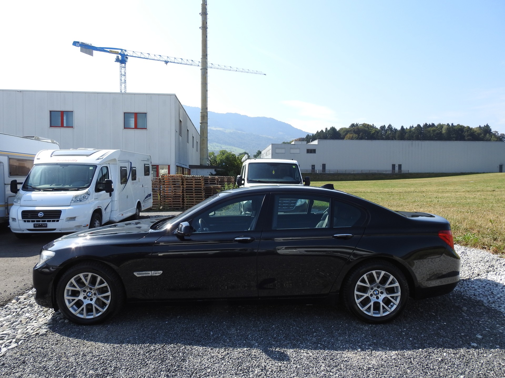 BMW 750i xDrive-image-2