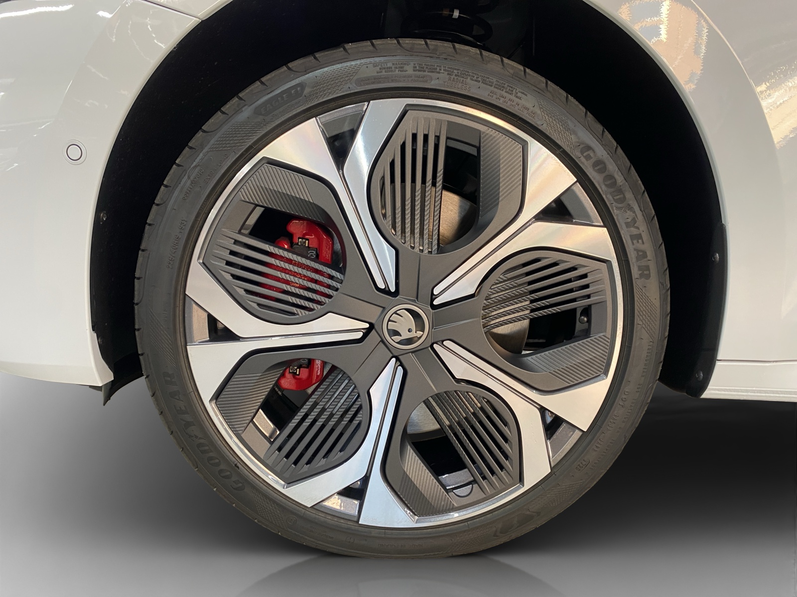 SKODA Octavia Combi 2.0 TSI DSG RS 30 Years Edition-image-15
