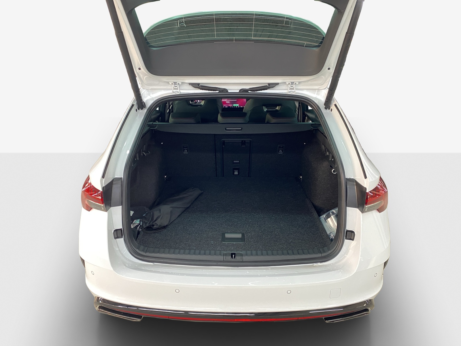 SKODA Octavia Combi 2.0 TSI DSG RS 30 Years Edition-image-12