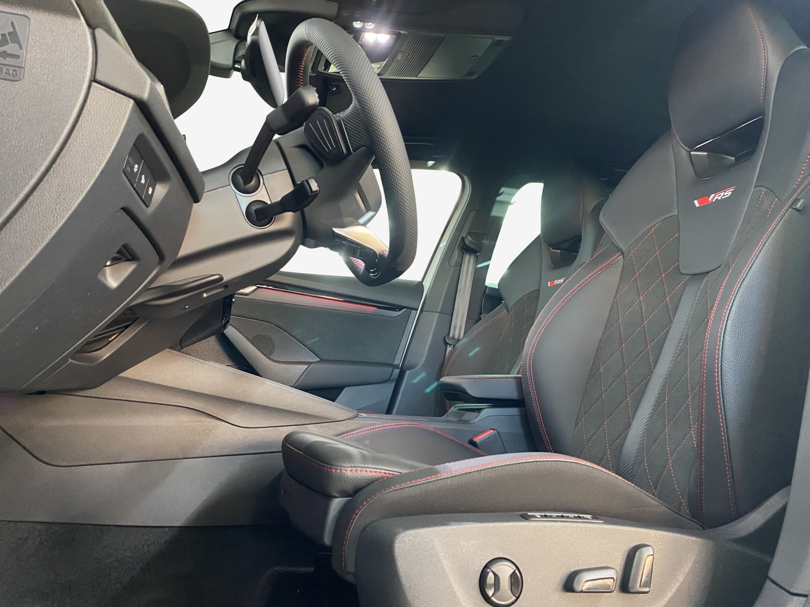 SKODA Octavia Combi 2.0 TSI DSG RS 30 Years Edition-image-7