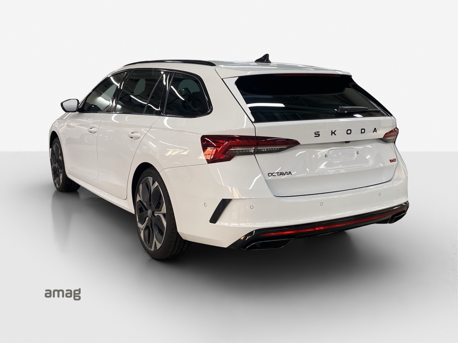 SKODA Octavia Combi 2.0 TSI DSG RS 30 Years Edition-image-2