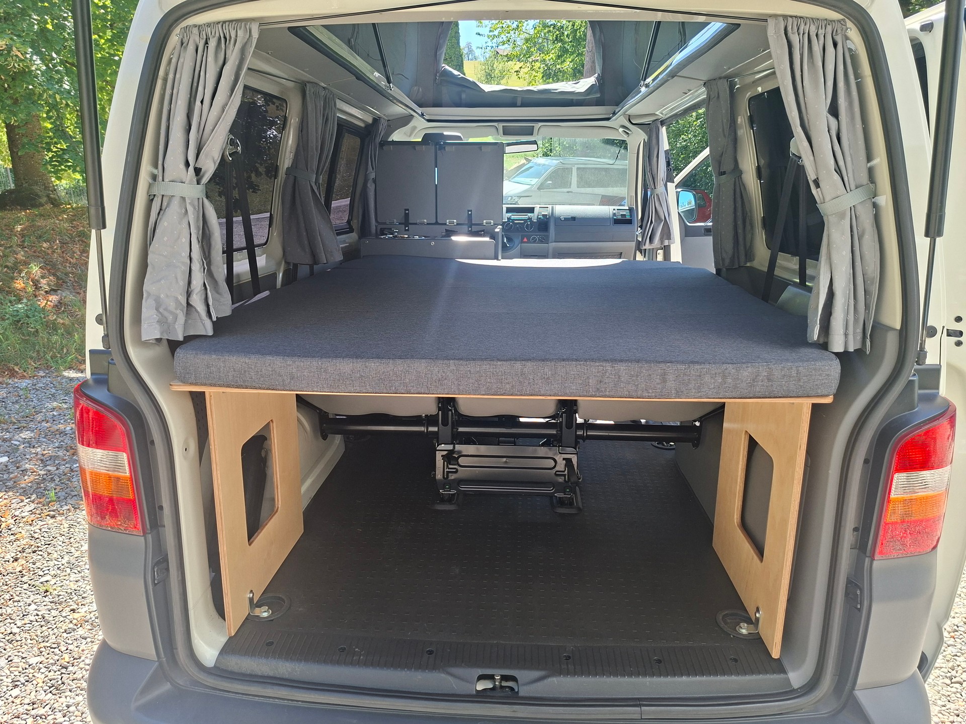 VW VW T5 2.5 TDI 133PS 4MOTION 4X4 MAREMONTI FAMILY CAMPER 9SITZE-image-16