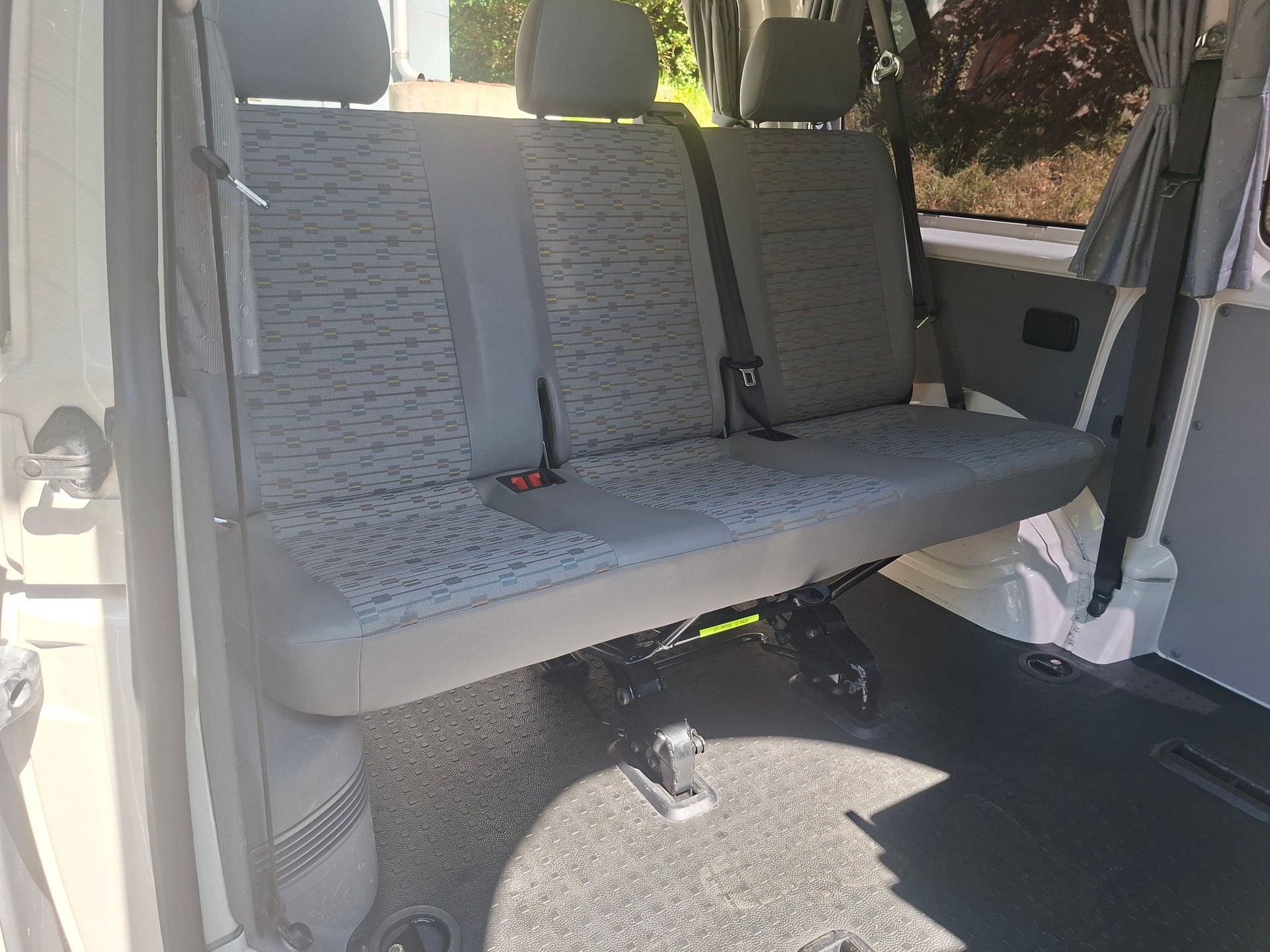 VW VW T5 2.5 TDI 133PS 4MOTION 4X4 MAREMONTI FAMILY CAMPER 9SITZE-image-11