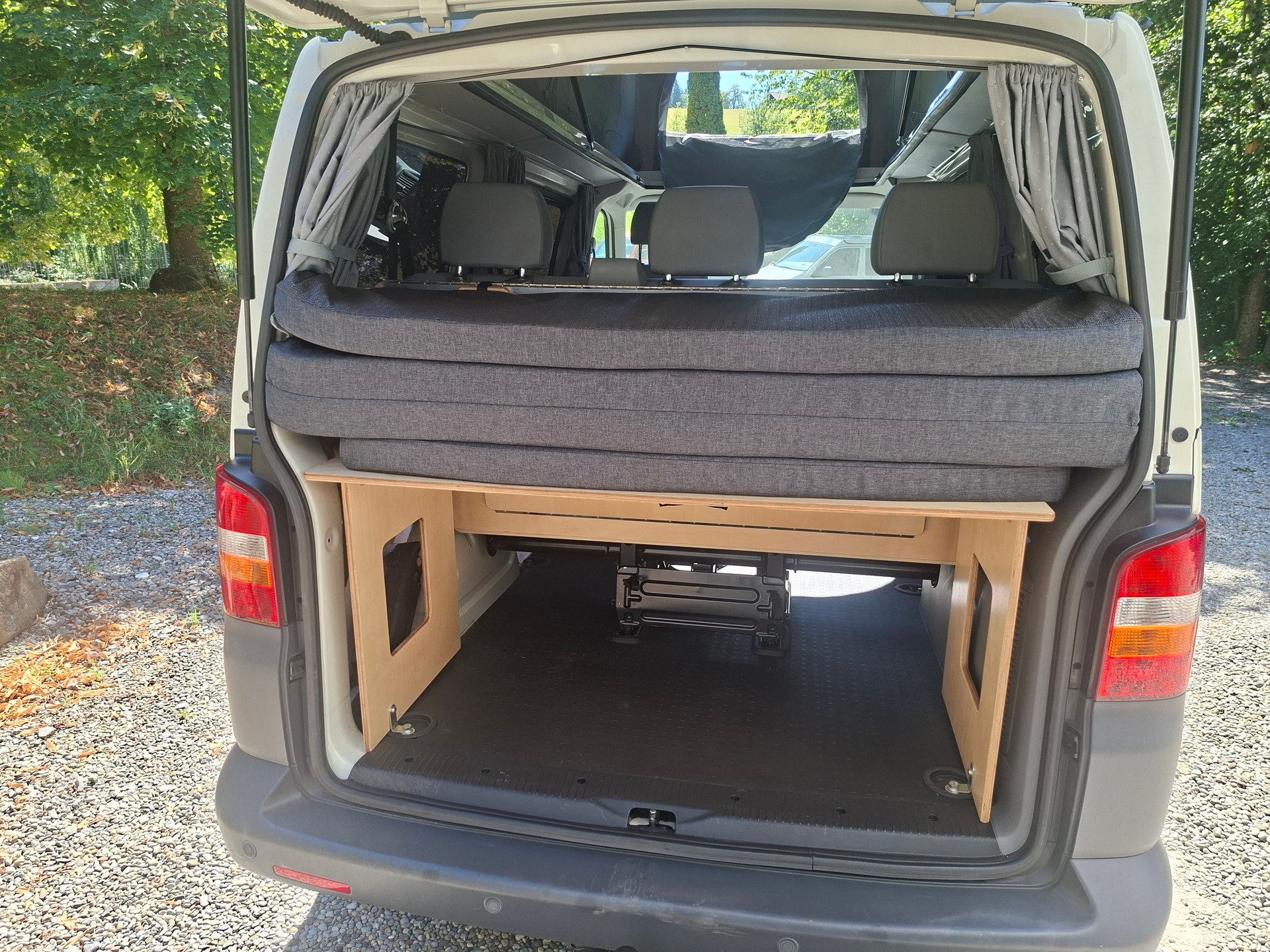 VW VW T5 2.5 TDI 133PS 4MOTION 4X4 MAREMONTI FAMILY CAMPER 9SITZE-image-6