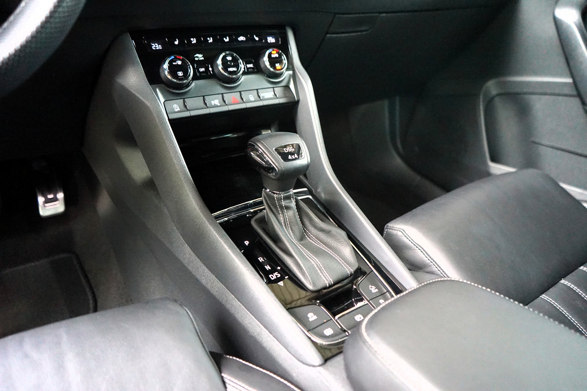 SKODA Karoq 2.0 TSI SportLine 4x4 DSG-image-10