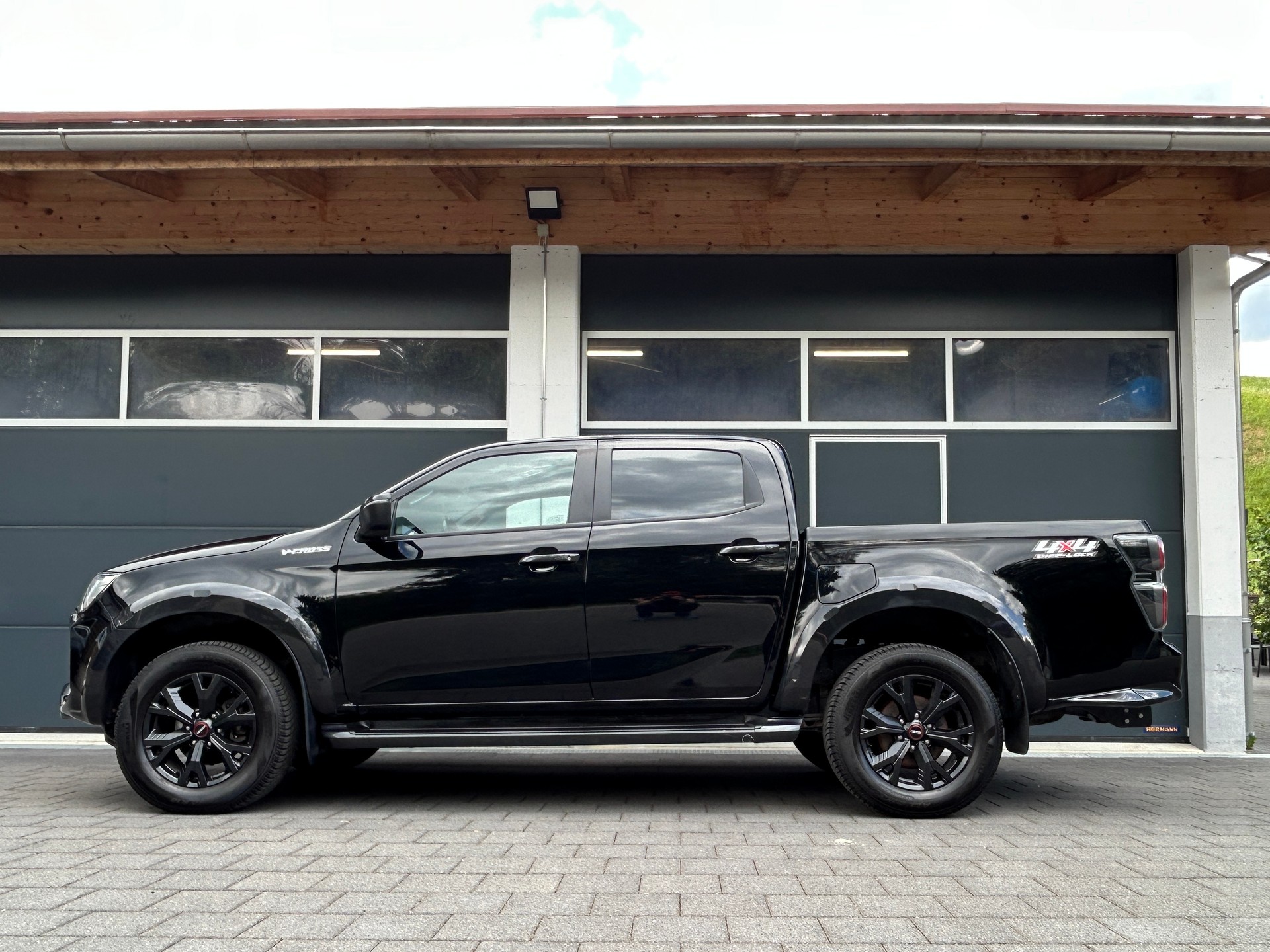 ISUZU D-MAX 1.9 CrewCab N60FF V-Cross 4x4 AT-image-1
