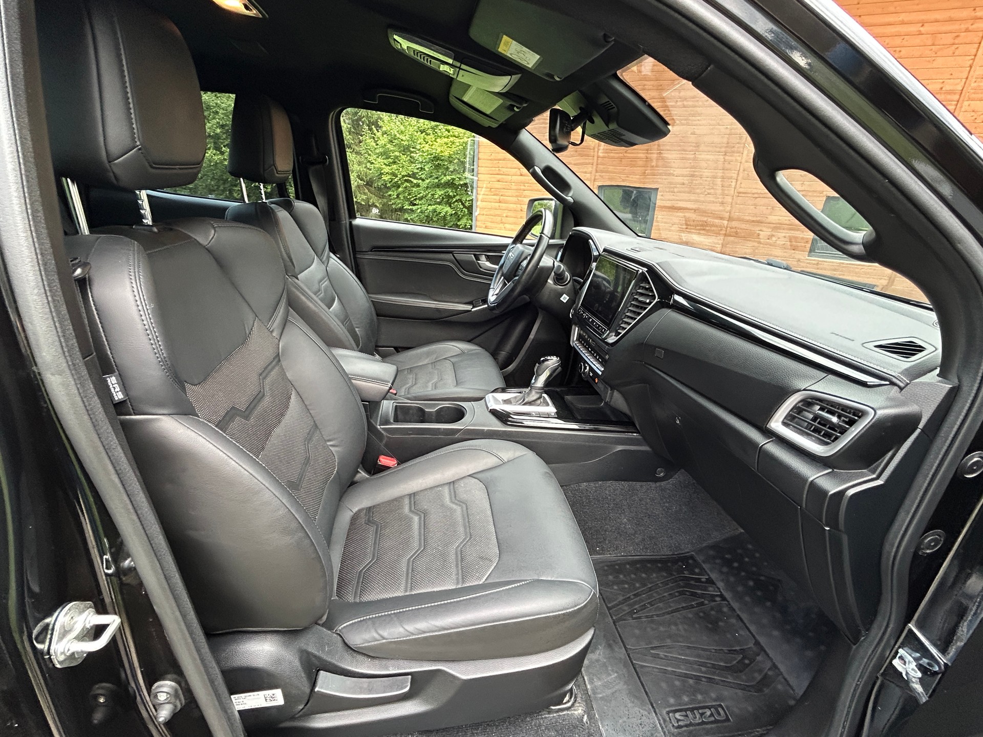 ISUZU D-MAX 1.9 CrewCab N60FF V-Cross 4x4 AT-image-9